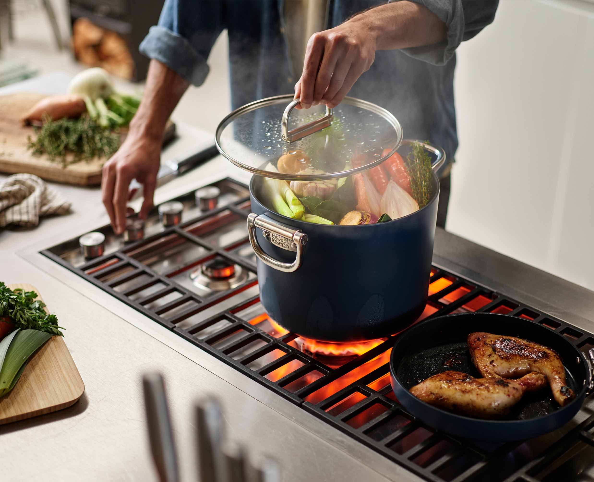 joseph-joseph-space-folding-handle-ceramic-non-stick-25cm-stock-pot-with-lid-mid image 3