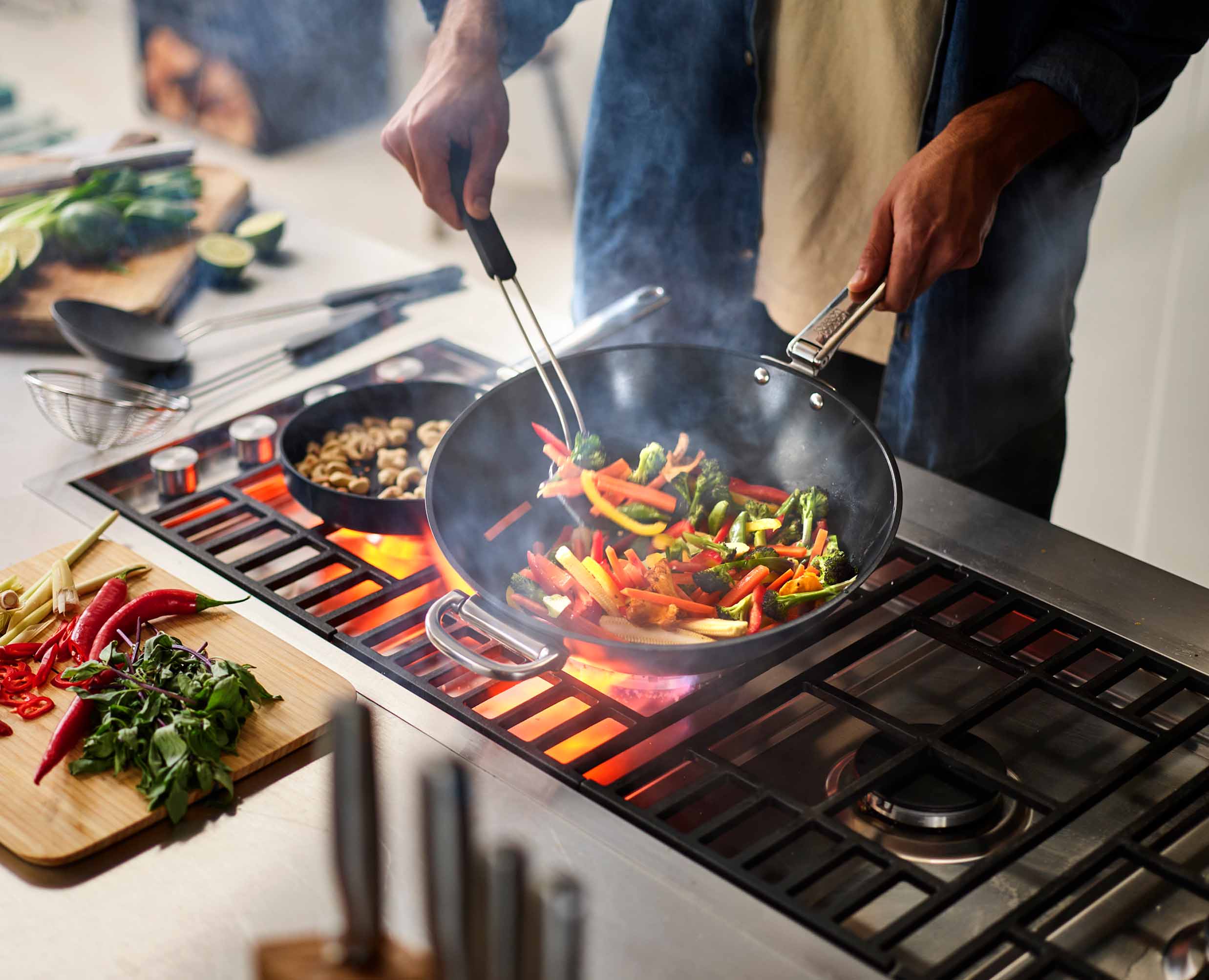 joseph-joseph-space-folding-handle-ceramic-non-stick-32cm-blue-wok image 3