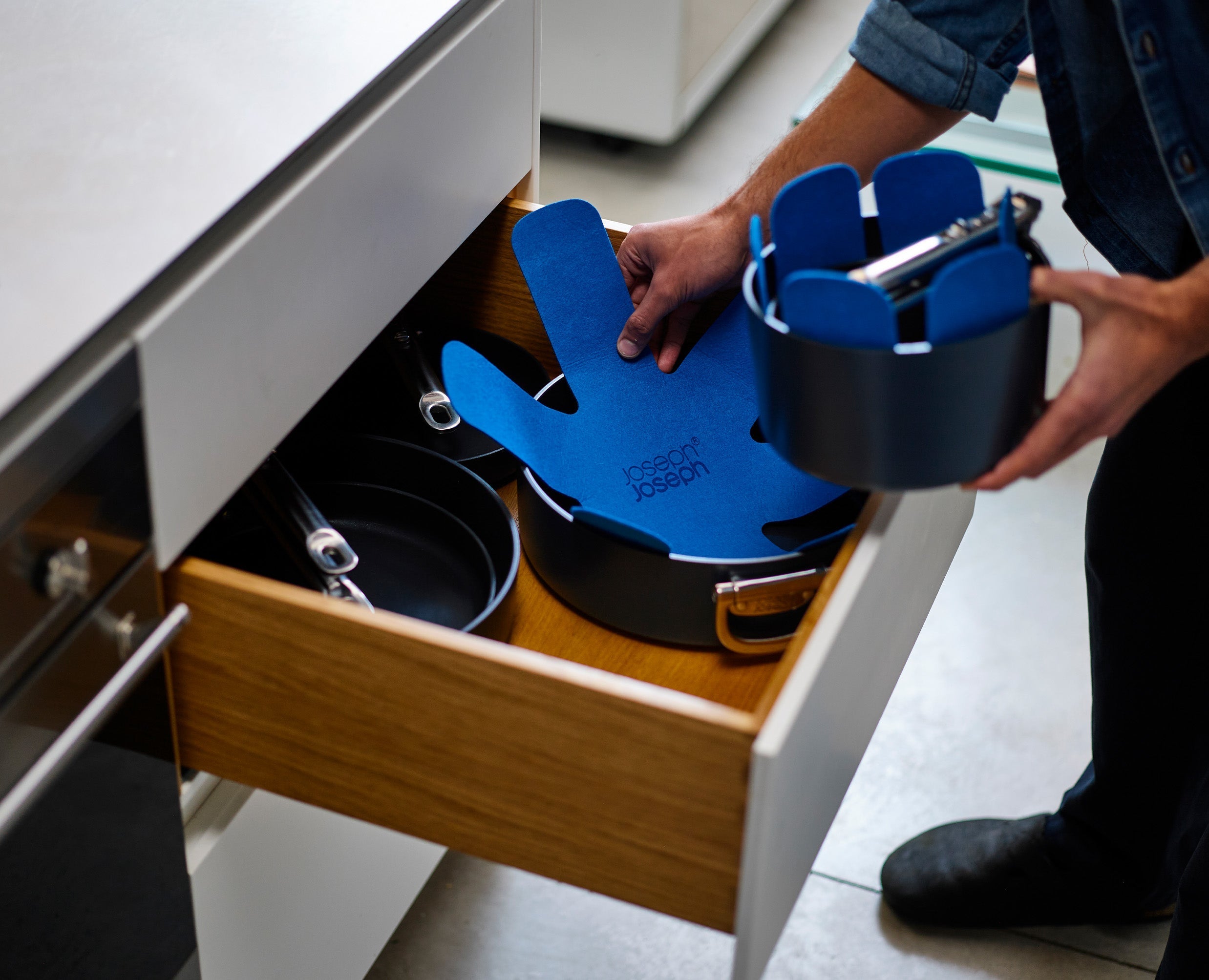 joseph-joseph-space-folding-handle-ceramic-non-stick-3-piece-blue-saucepan-set image 4