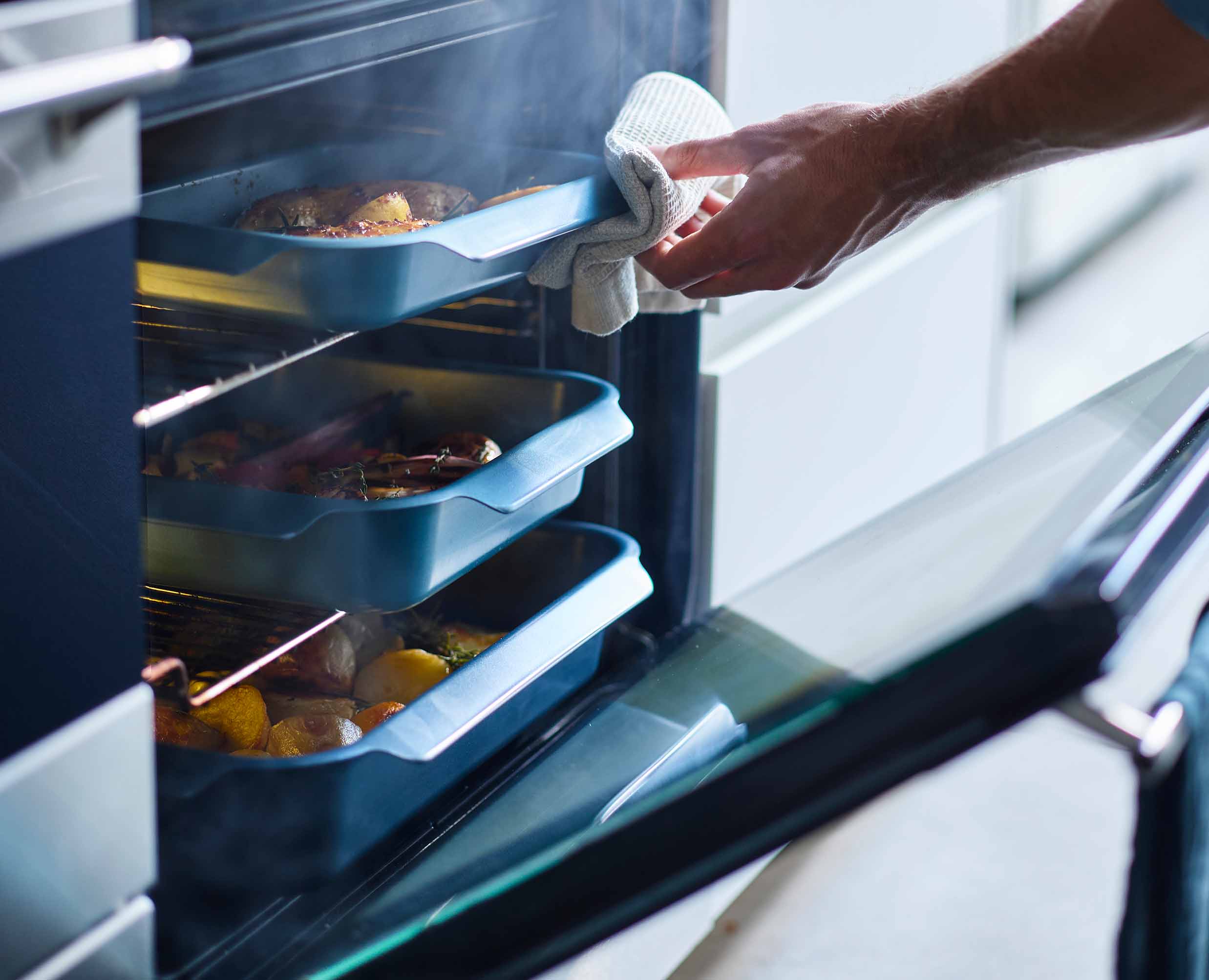 joseph-joseph-nest-oven-non-stick-large-blue-roasting-tray-with-handles image 4