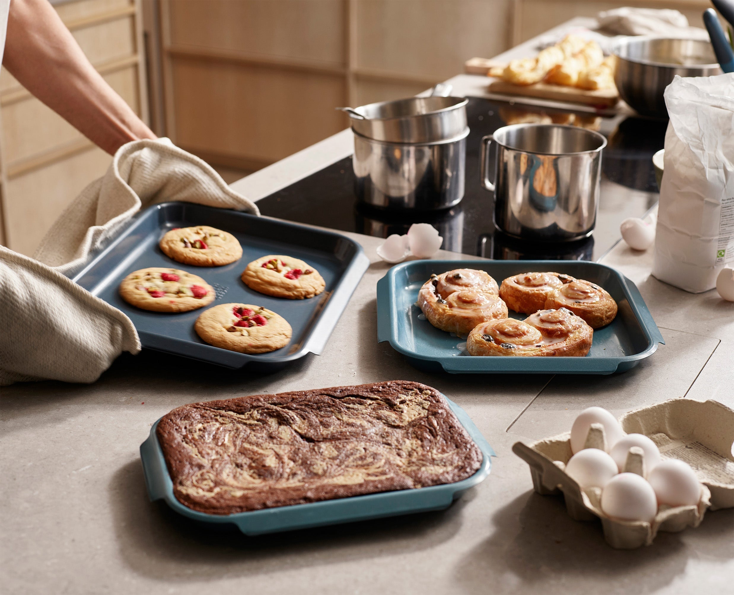 joseph-joseph-nest-6-piece-non-stick-baking-tray-roasting-tin-set-blue image 4
