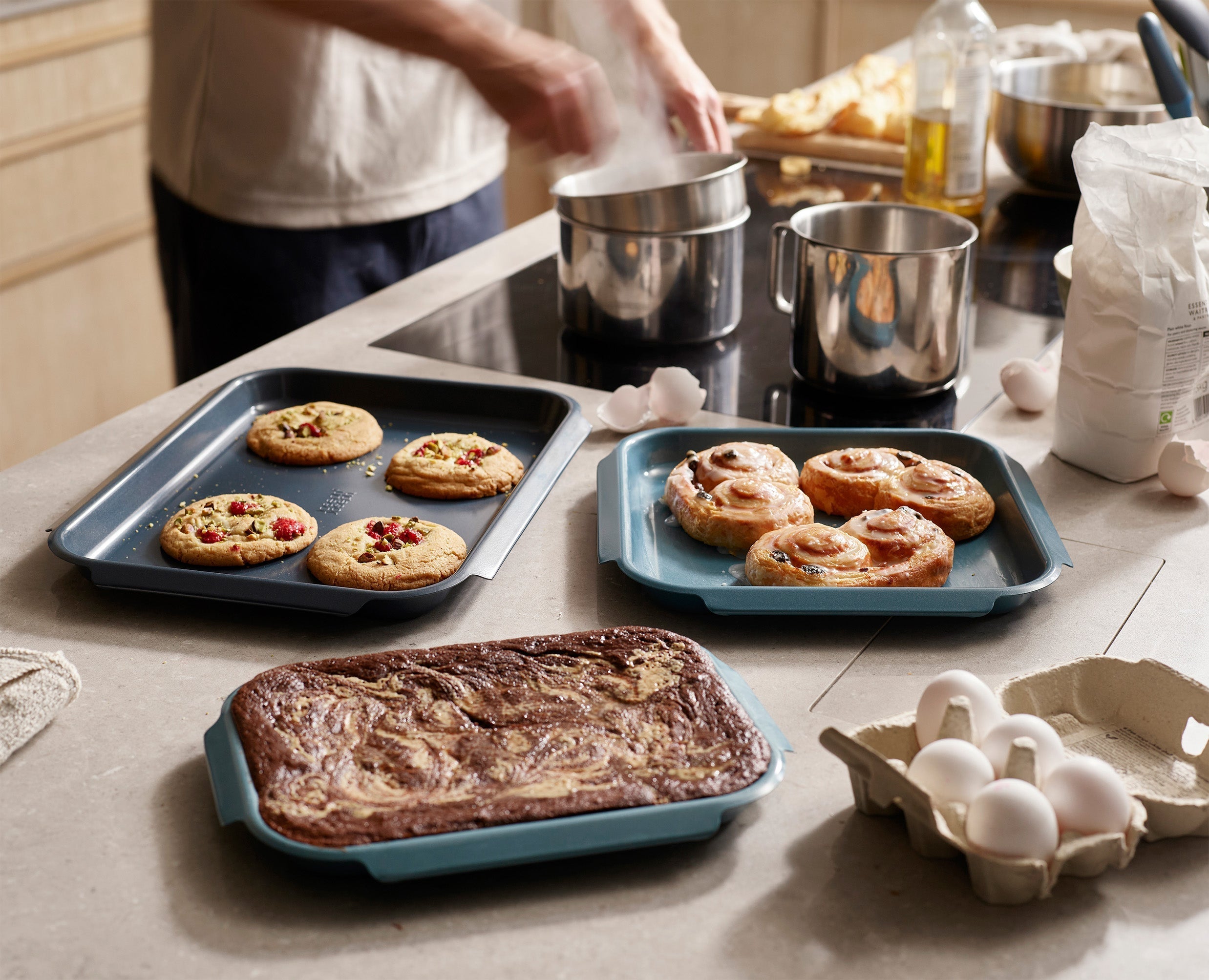 joseph-joseph-nest-6-piece-non-stick-baking-tray-roasting-tin-set-blue image 2