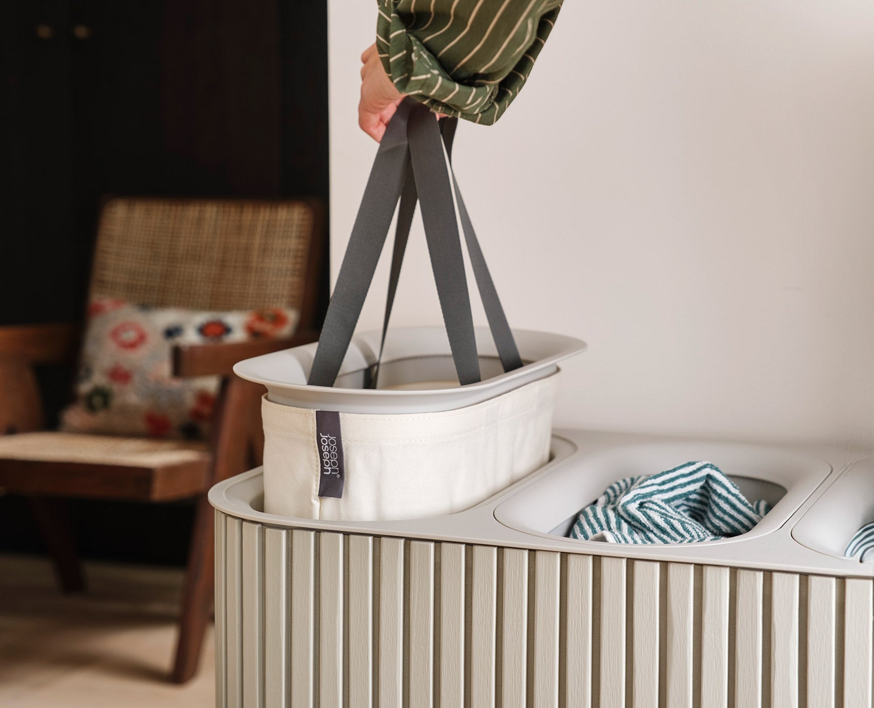 joseph-joseph-tota-trio-luxe-90l-ecru-laundry-separation-basket-with-3-bags image 5
