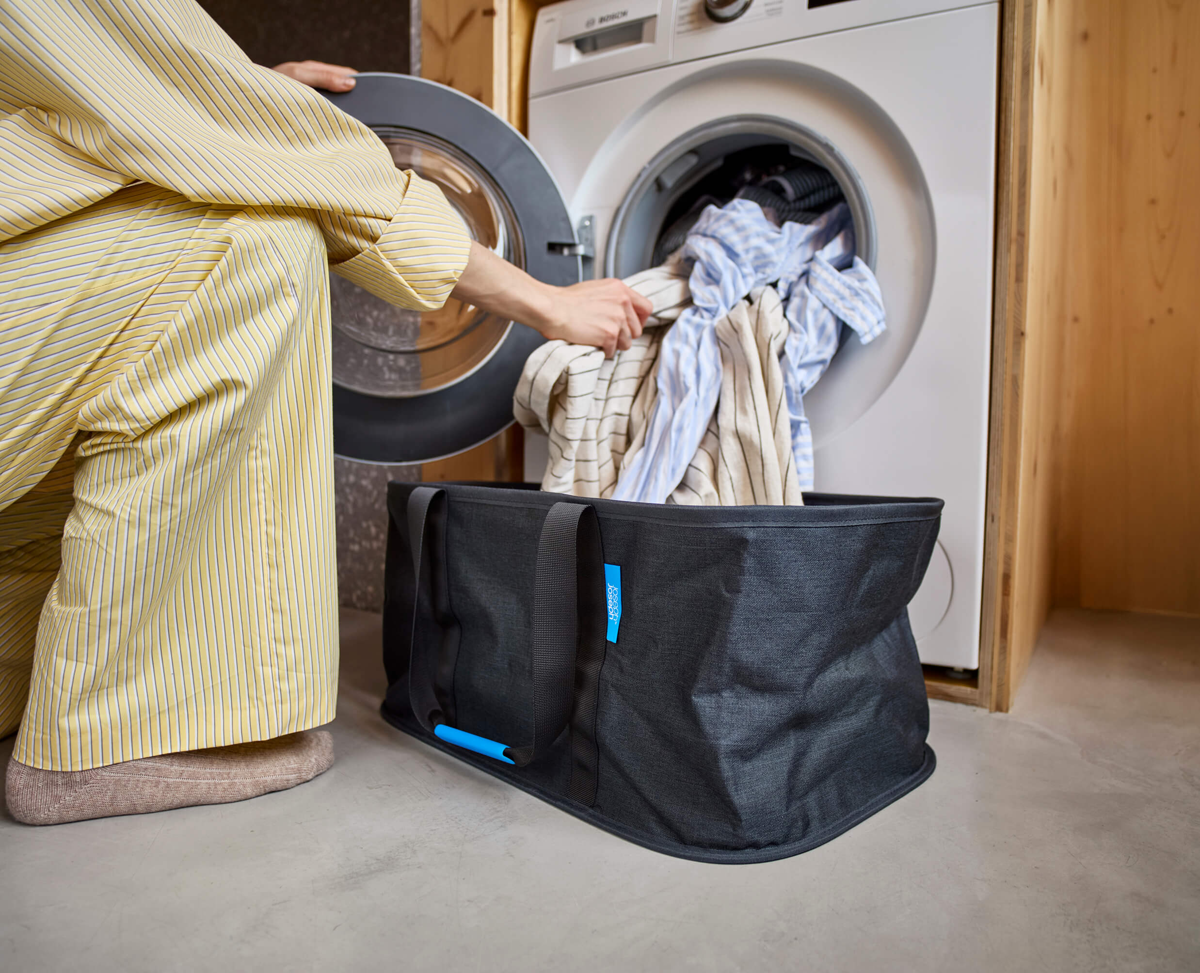 joseph-joseph-hold-all-black-collapsible-35l-laundry-basket image 2