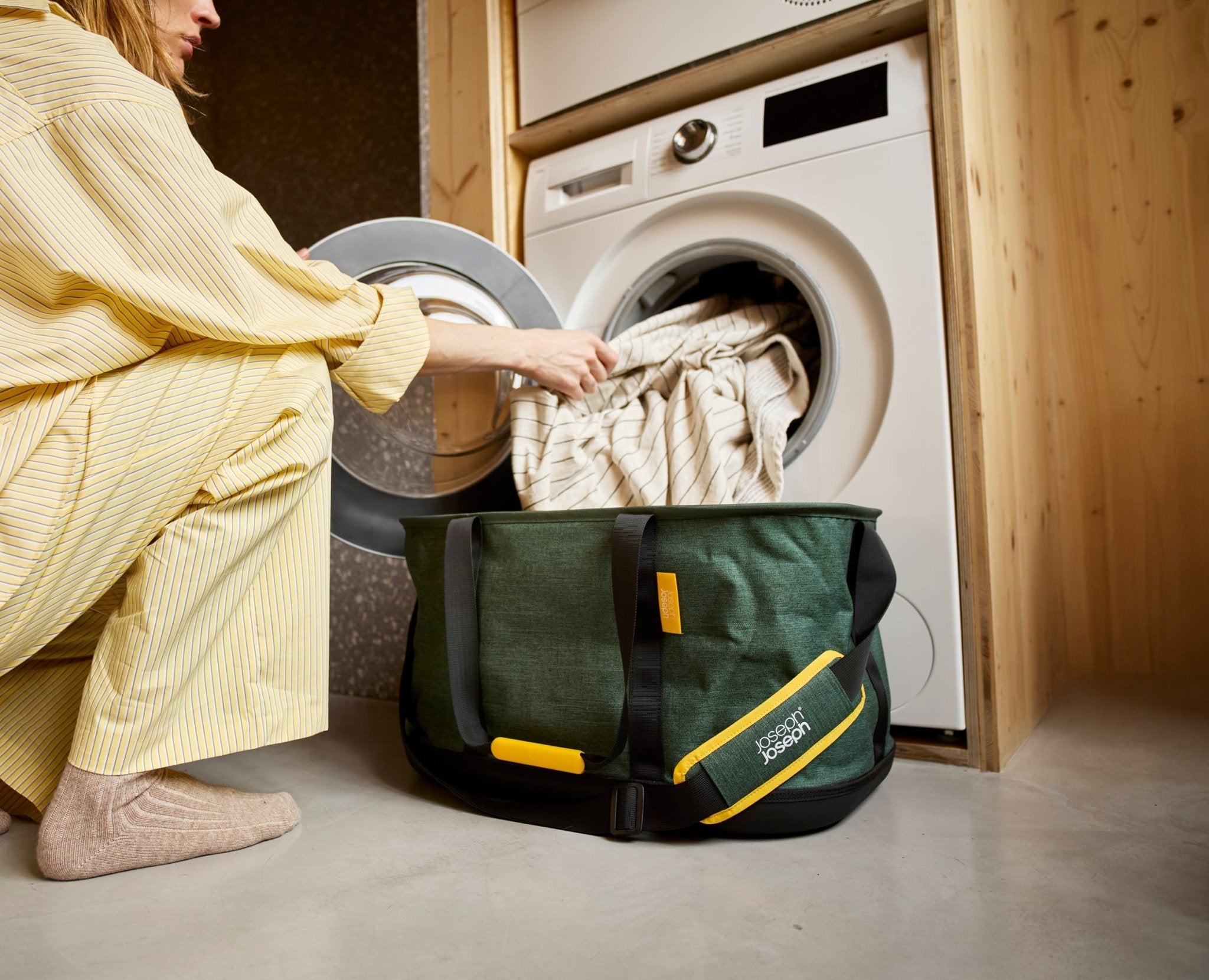 joseph-joseph-hold-all-outdoor-green-collapsible-45l-laundry-basket image 2