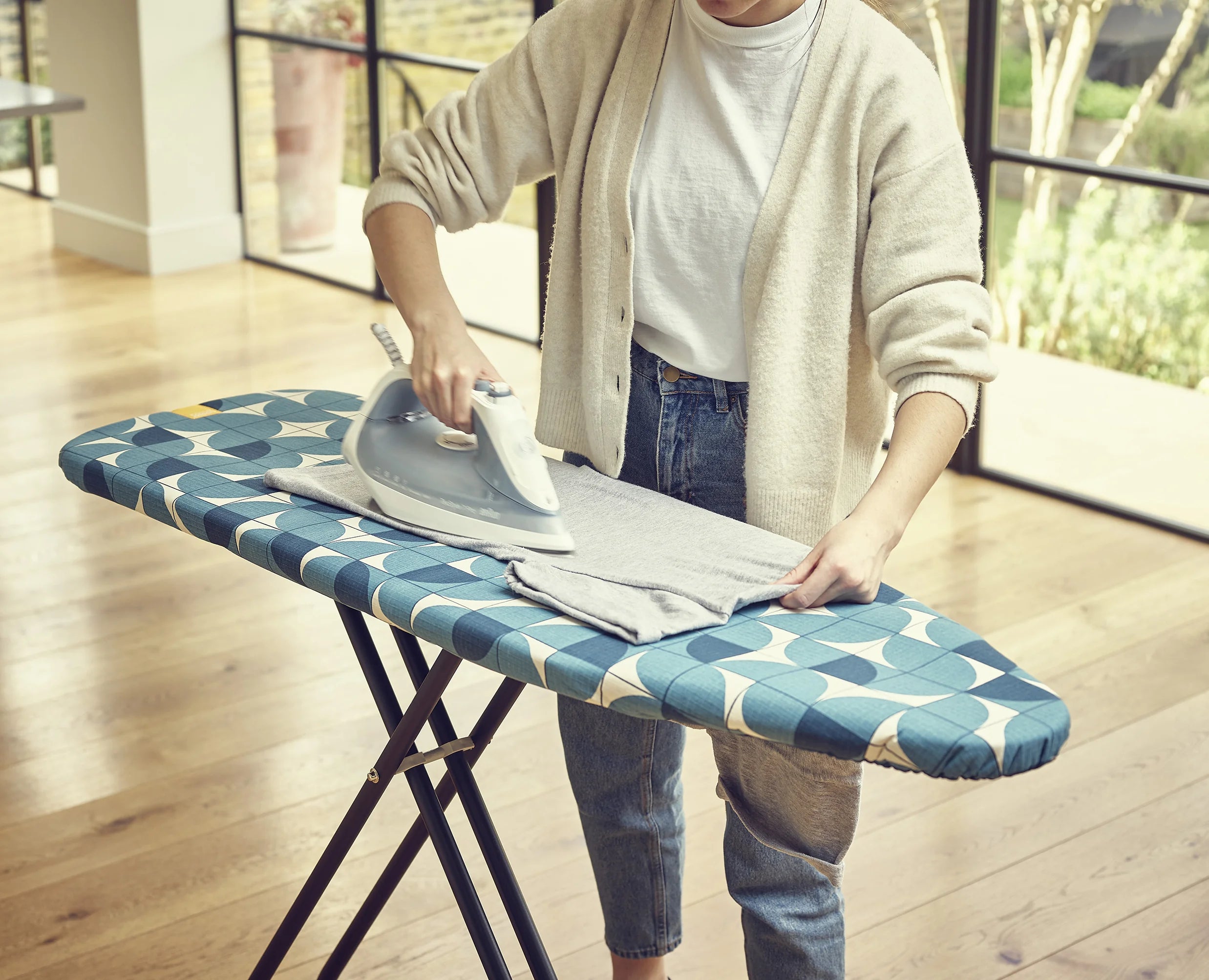 joseph-joseph-flexa-124-135cm-blue-easy-fit-ironing-board-cover image 3