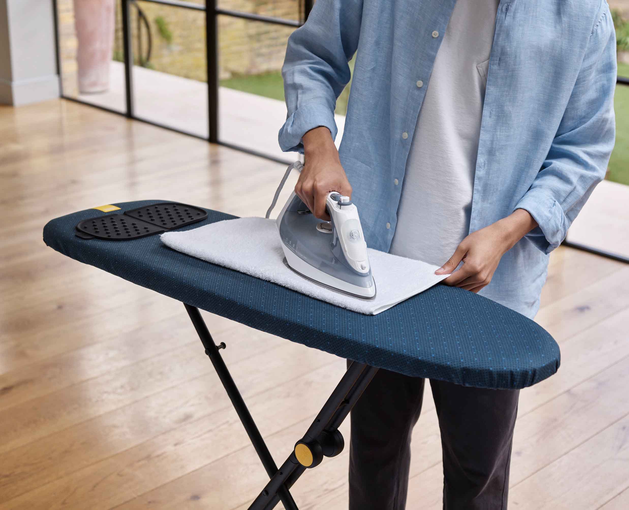 joseph-joseph-glide-compact-plus-110cm-blue-ironing-board-with-dripshield-cover image 3