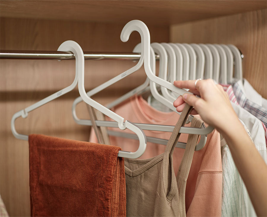 joseph-joseph-orderly-anti-tangle-clothes-hangers-set-of-5-ecru image 2
