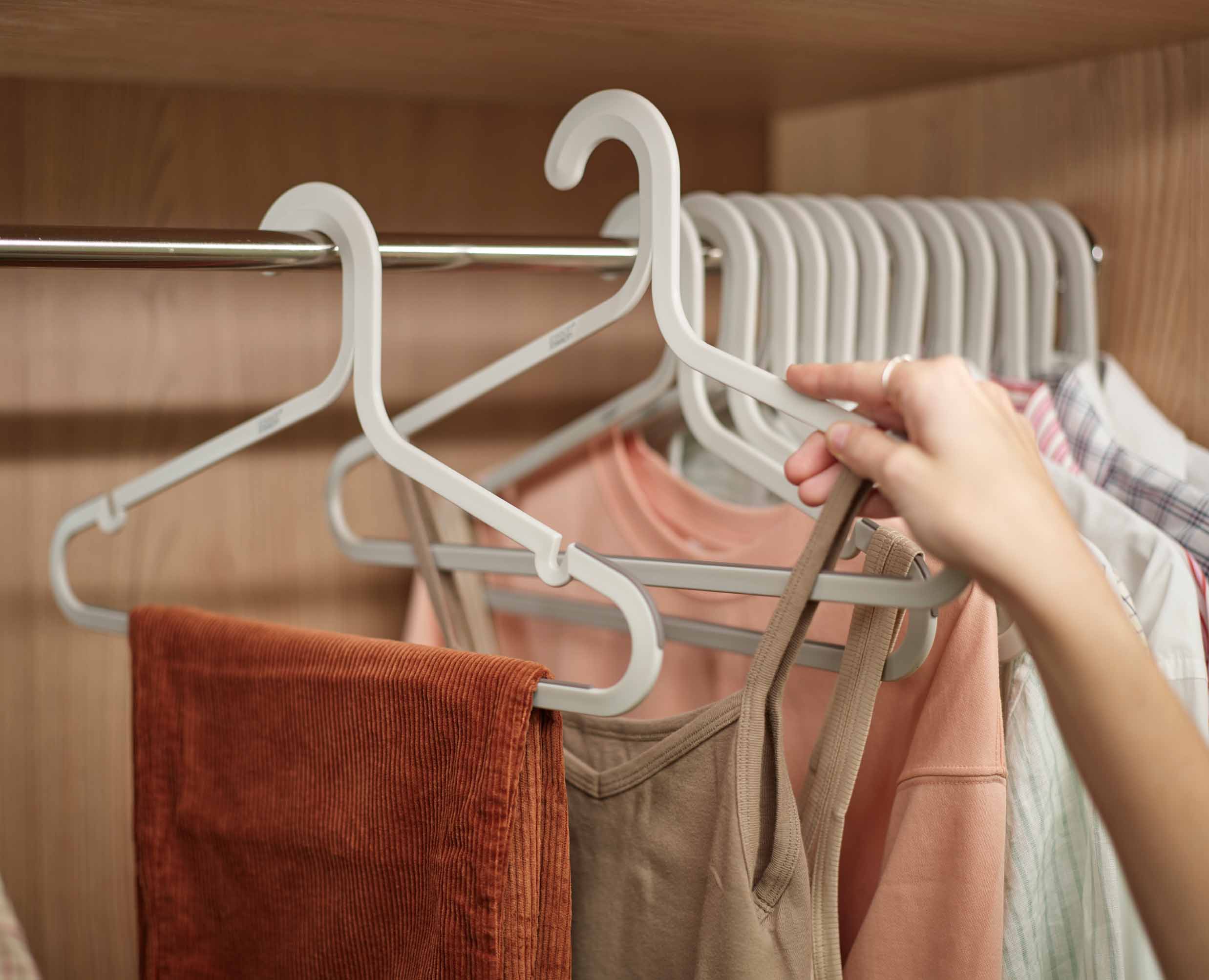 joseph-joseph-orderly-anti-tangle-clothes-hangers-set-of-5-ecru image 3