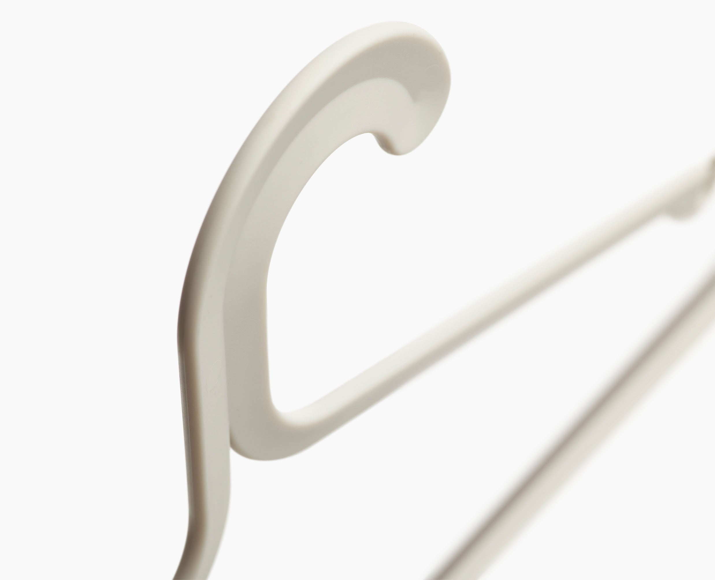 joseph-joseph-orderly-anti-tangle-clothes-hangers-set-of-5-ecru image 6