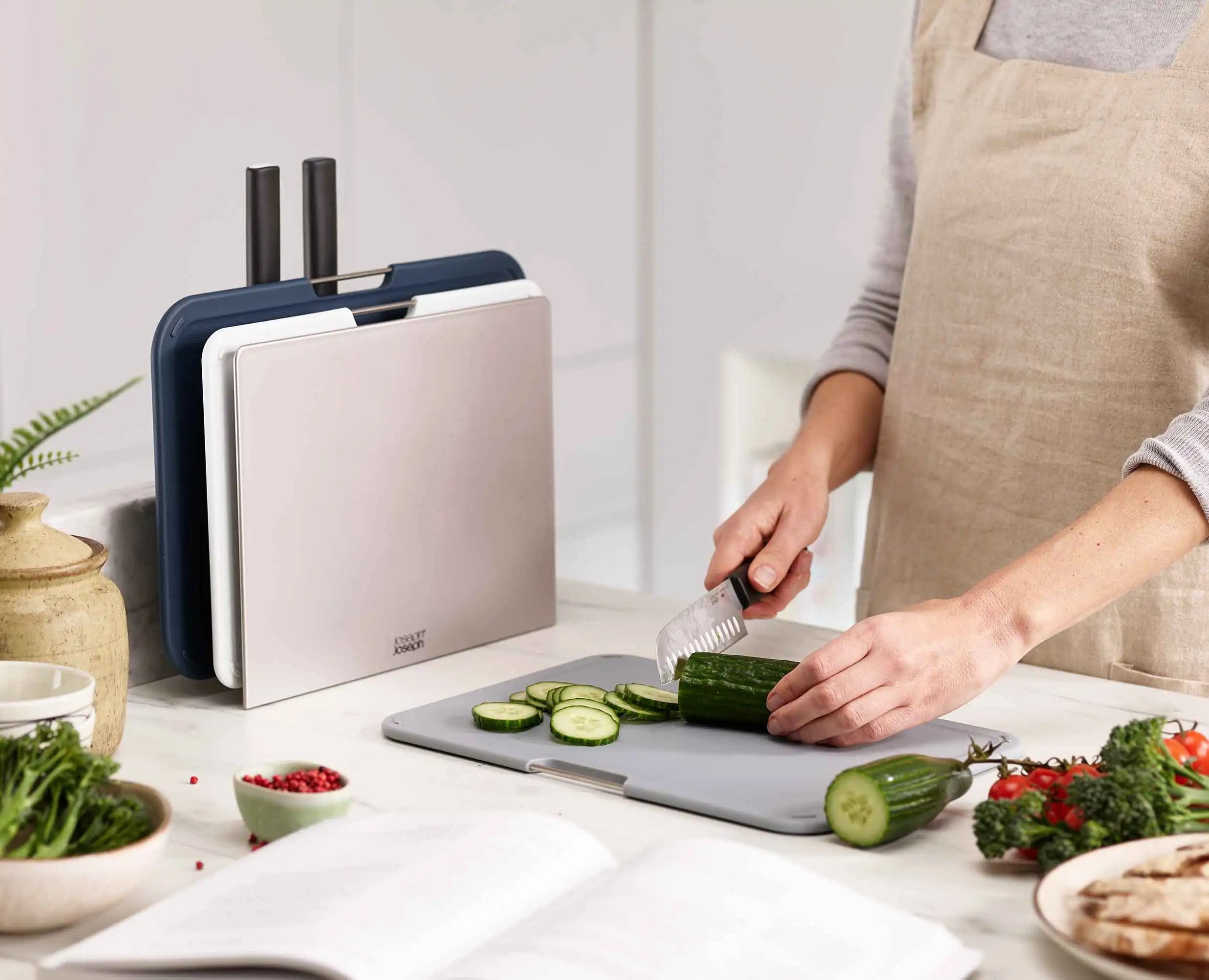 joseph-joseph-nest-boards-plus-6-piece-knife-and-chopping-board-set-grey image 3