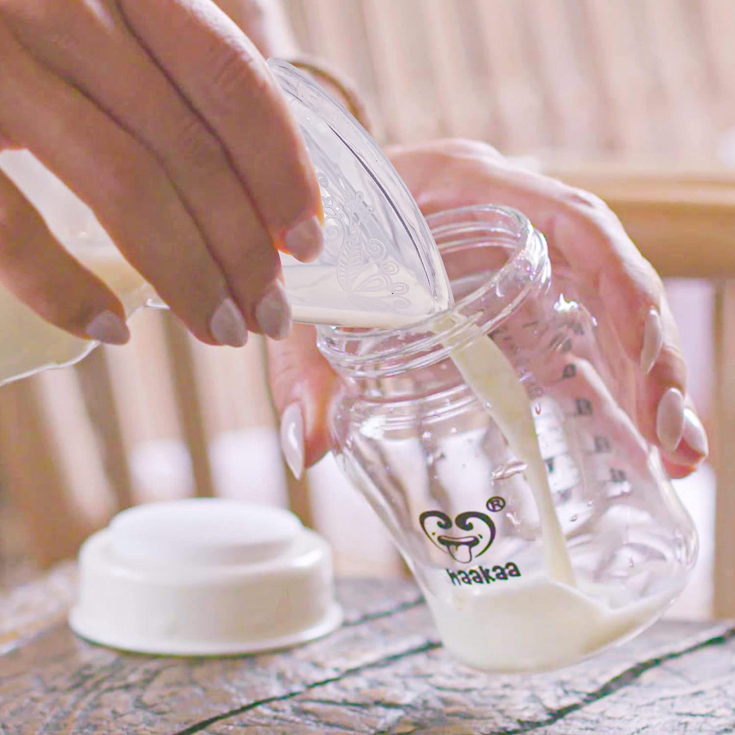 haakaa-manual-breast-pump-4oz-100ml-with-leakproof-lid-breastmilk-storage-bag-an image 8