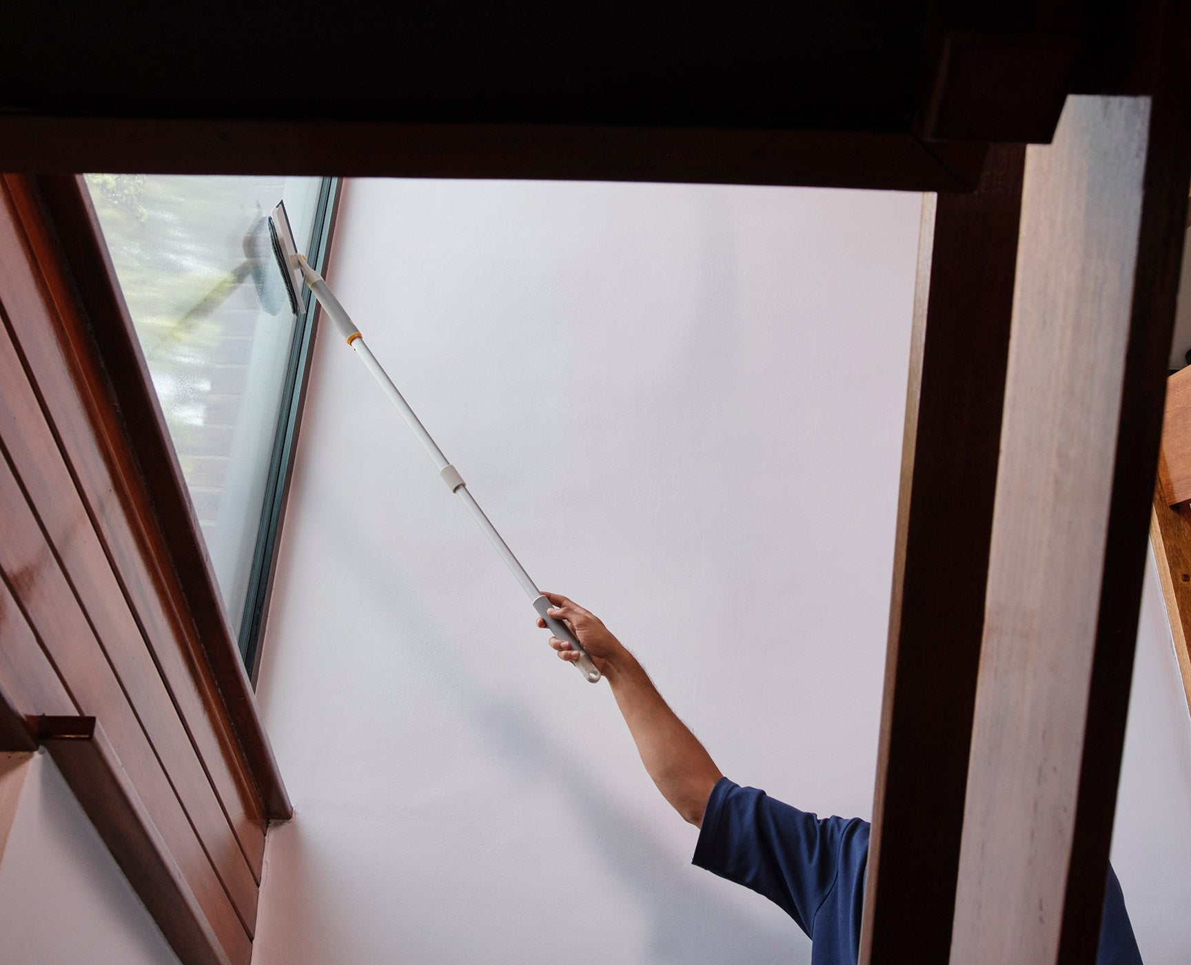 joseph-joseph-cleantech-2-in-1-glass-cleaning-tool image 5