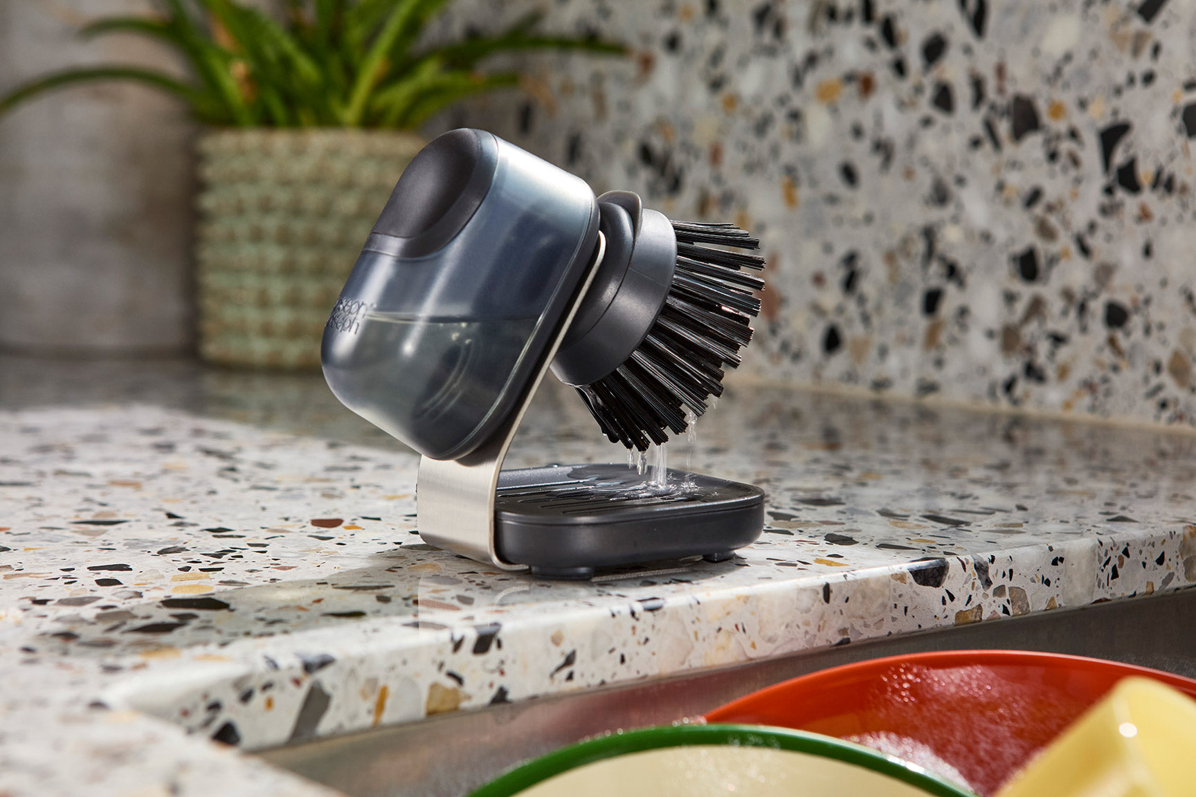 joseph-joseph-sinktech-compact-soap-dispensing-washing-up-brush-with-steel-stand image 2