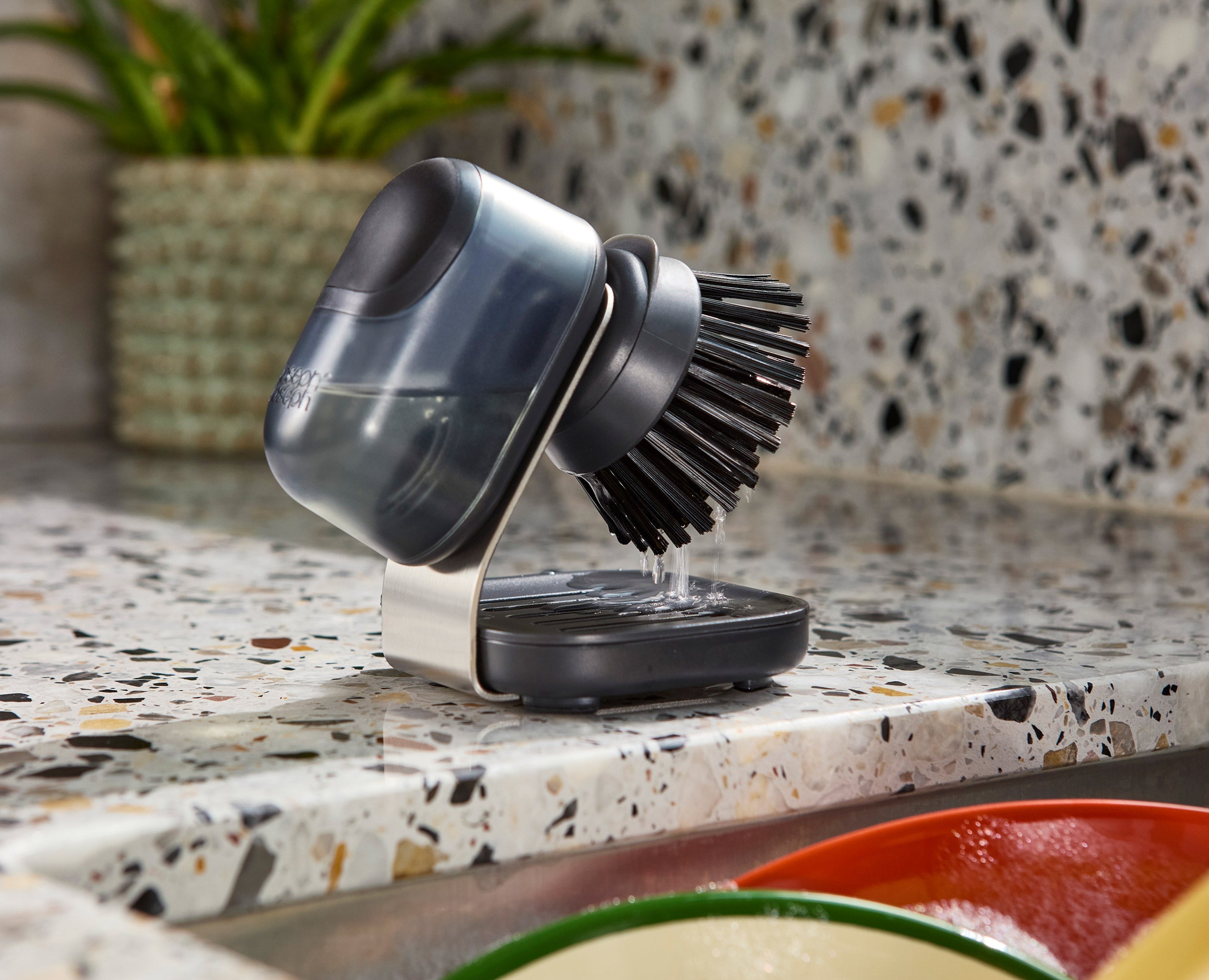 joseph-joseph-sinktech-compact-soap-dispensing-washing-up-brush-with-steel-stand-2 image 2