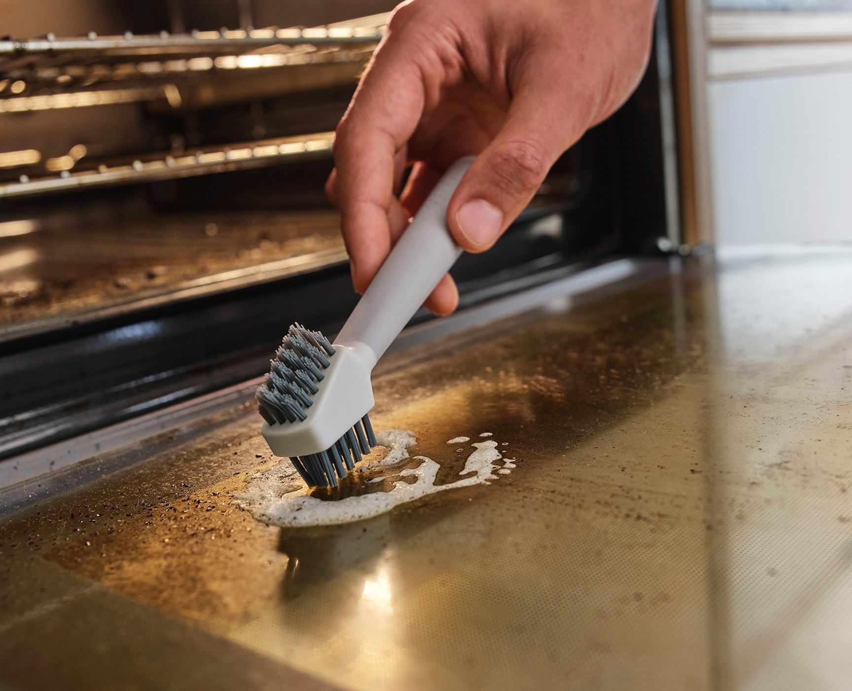 joseph-joseph-cleantech-3-in-1-spot-cleaning-tool-brush-grout-scraper image 5