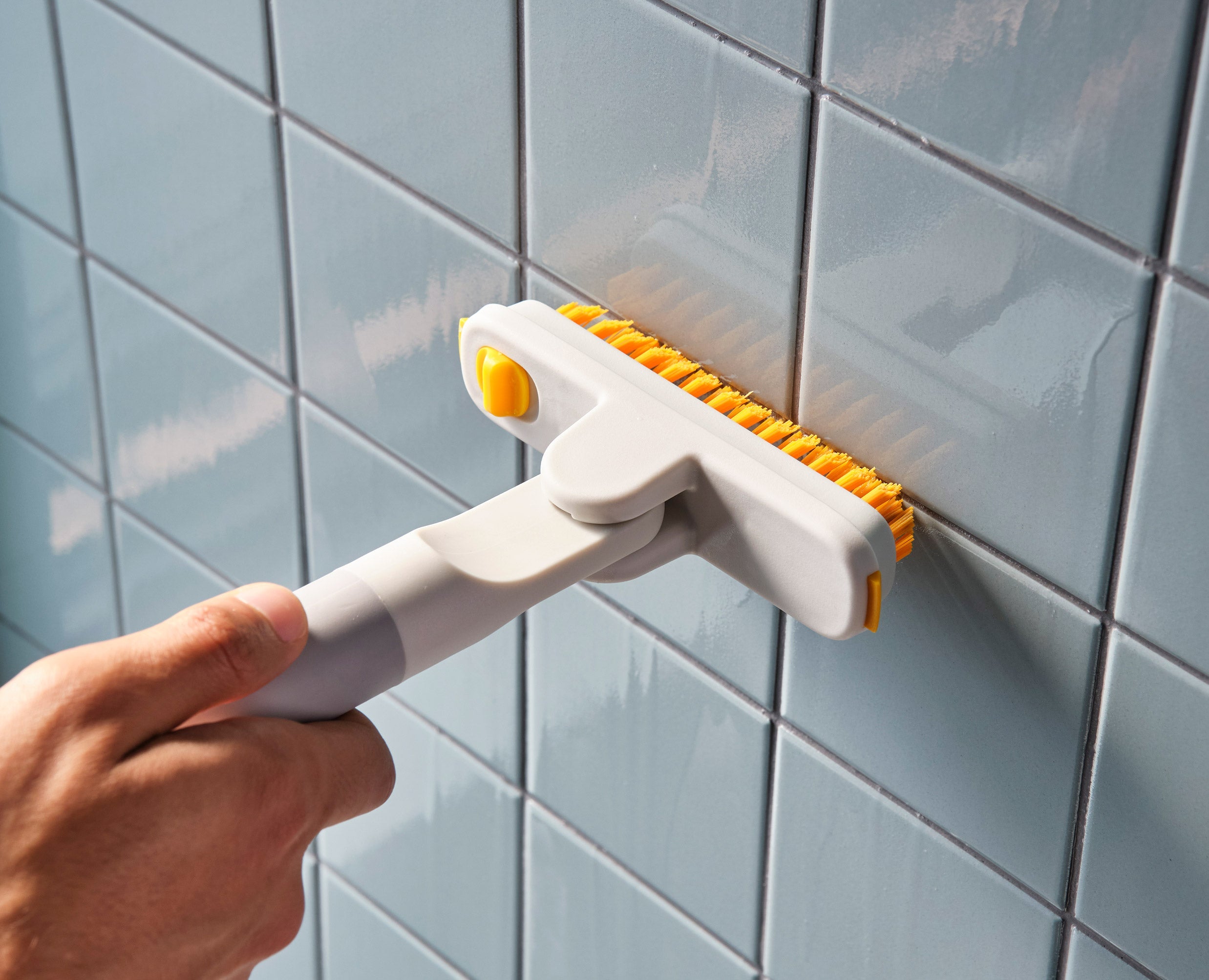 joseph-joseph-cleantech-2-in-1-tile-scrubber-with-extension-pole image 4