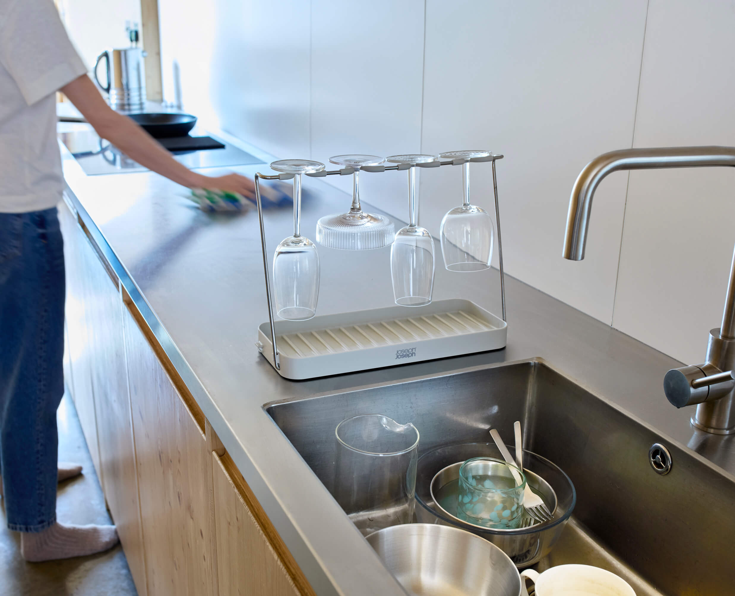joseph-joseph-drysmart-folding-wine-glass-drying-rack image 3