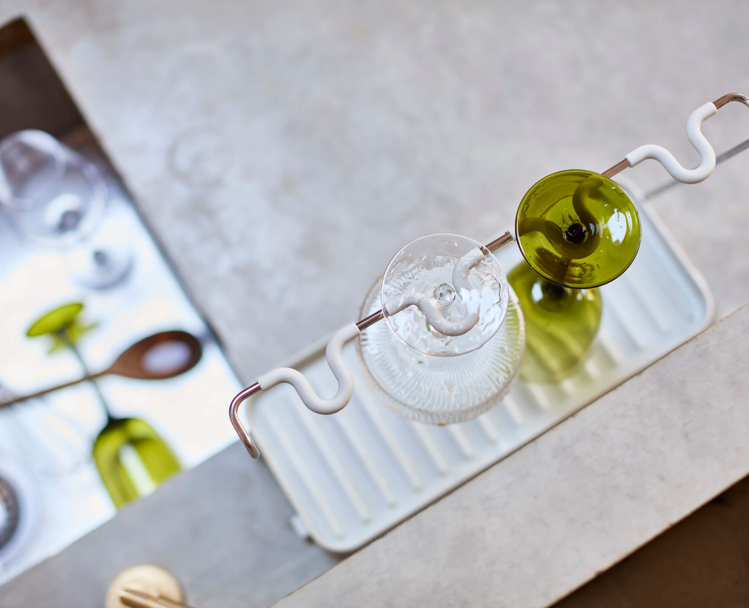 joseph-joseph-drysmart-folding-wine-glass-drying-rack image 4