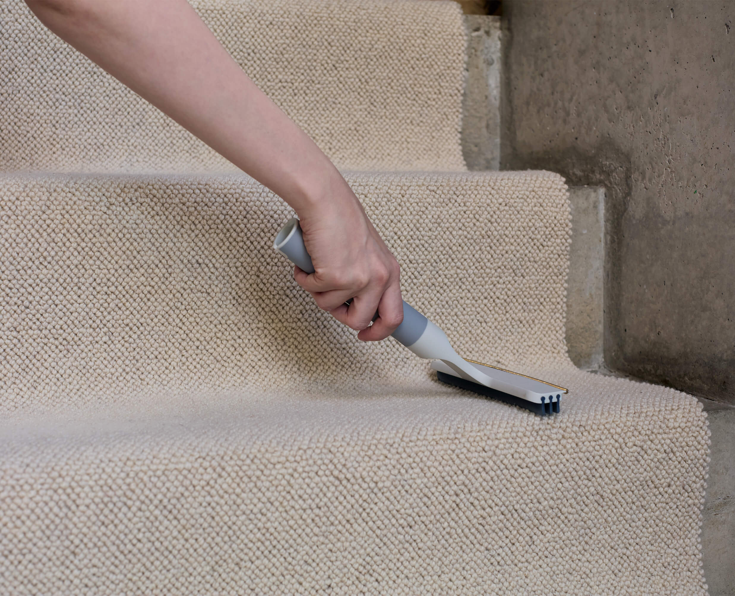 joseph-joseph-cleantech-2-in-1-carpet-cleaning-tool image 2