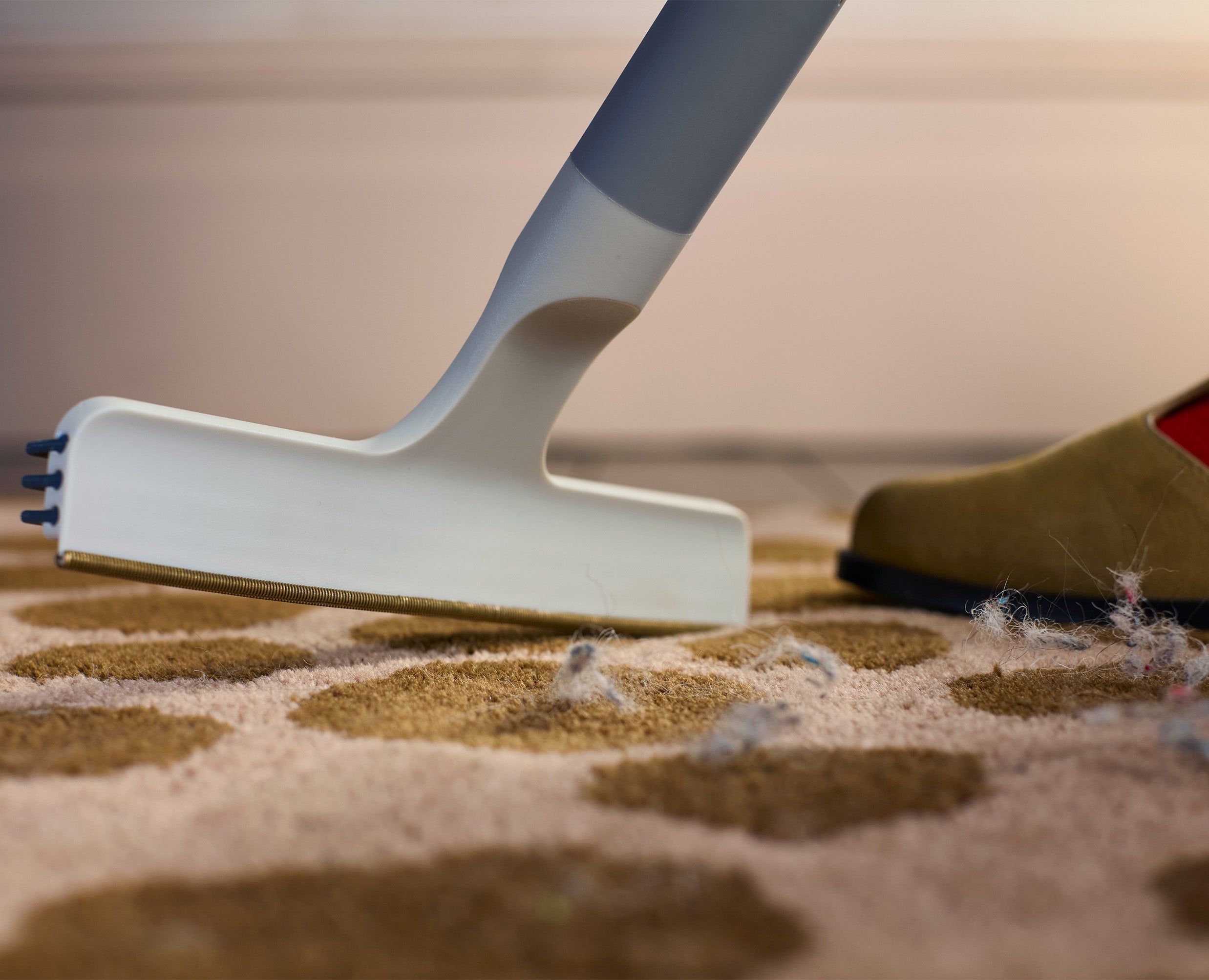 joseph-joseph-cleantech-2-in-1-carpet-cleaning-tool image 5