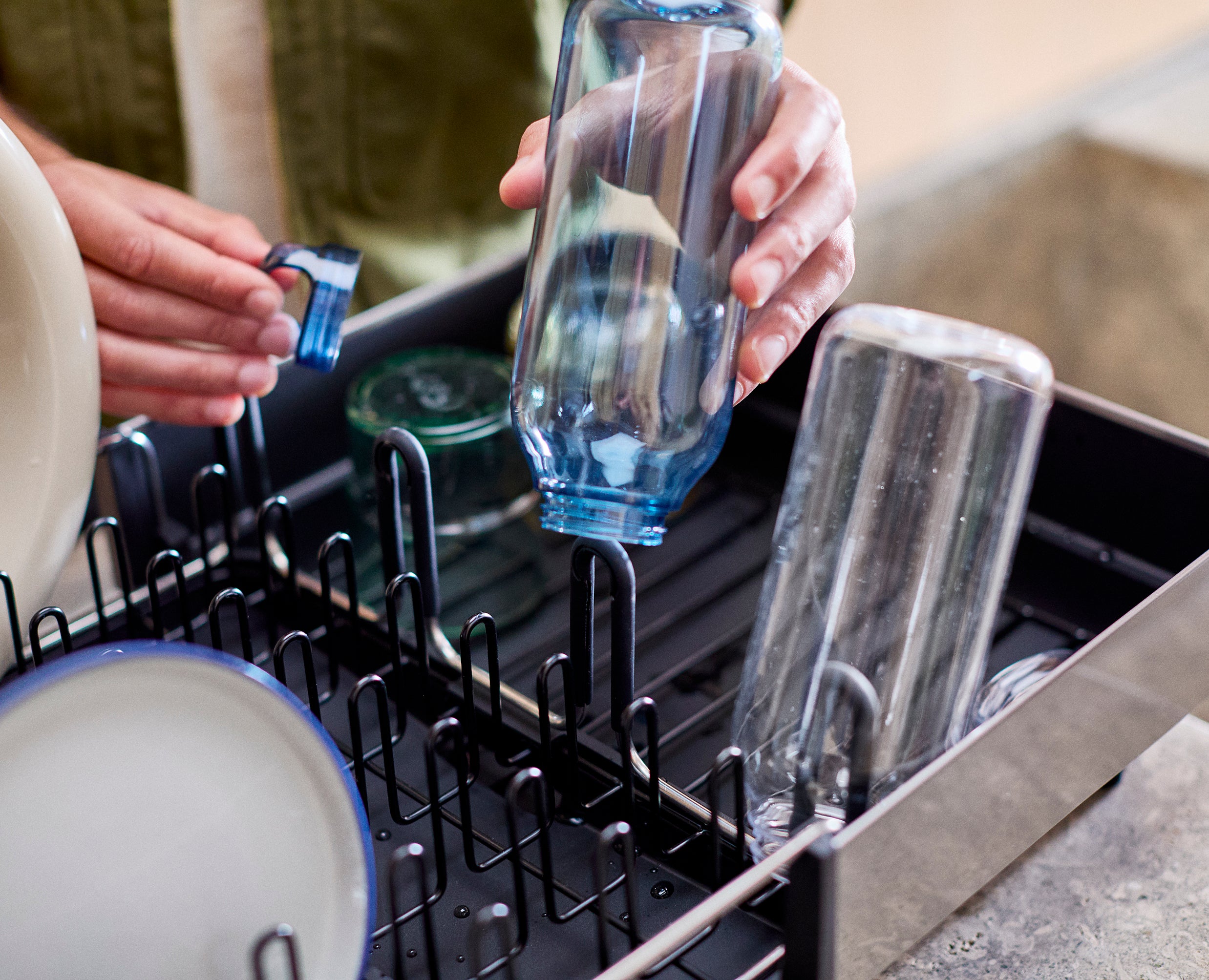 joseph-joseph-extend-steel-plus-expandable-dish-drainer-with-wine-glass-rack-bla image 5