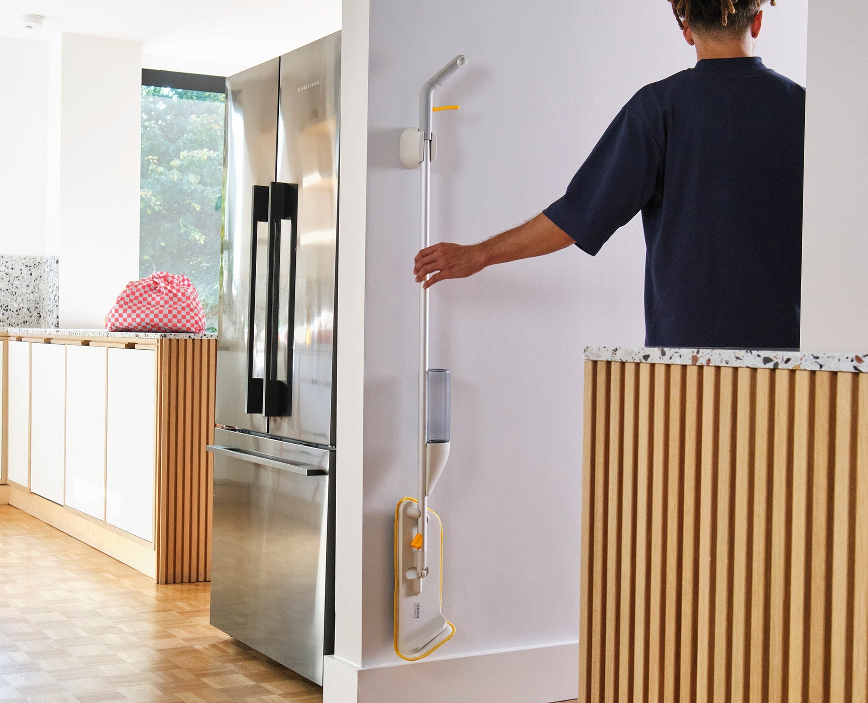 joseph-joseph-cleantech-2-in-1-spray-mop image 2