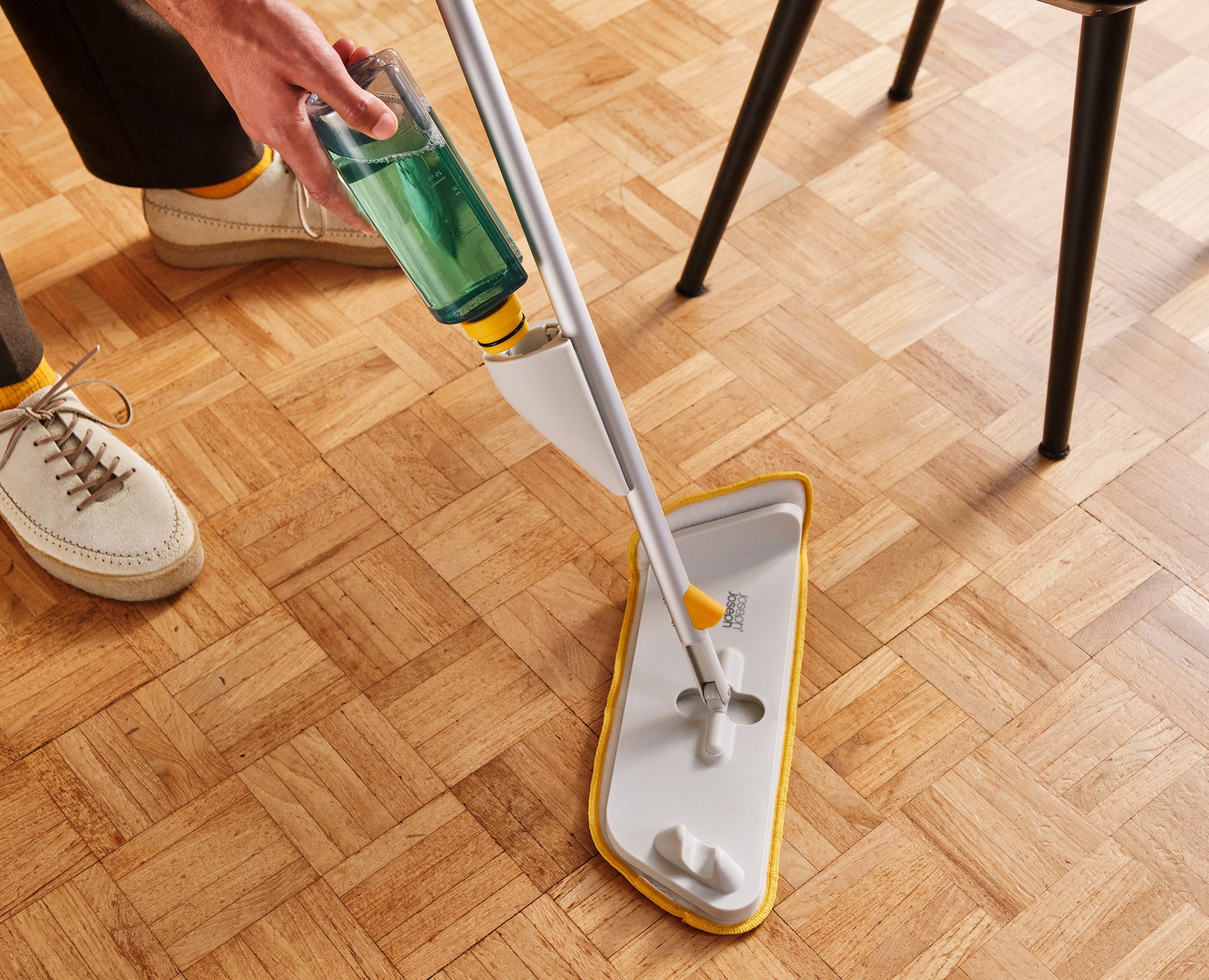 joseph-joseph-cleantech-2-in-1-spray-mop-with-replacement-pad image 4