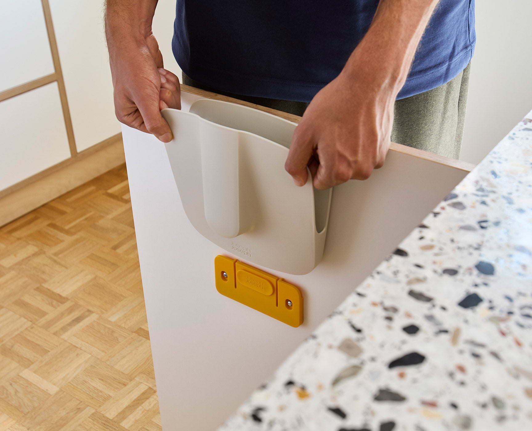 joseph-joseph-cleantech-wall-mounted-dustpan-brush-set image 4