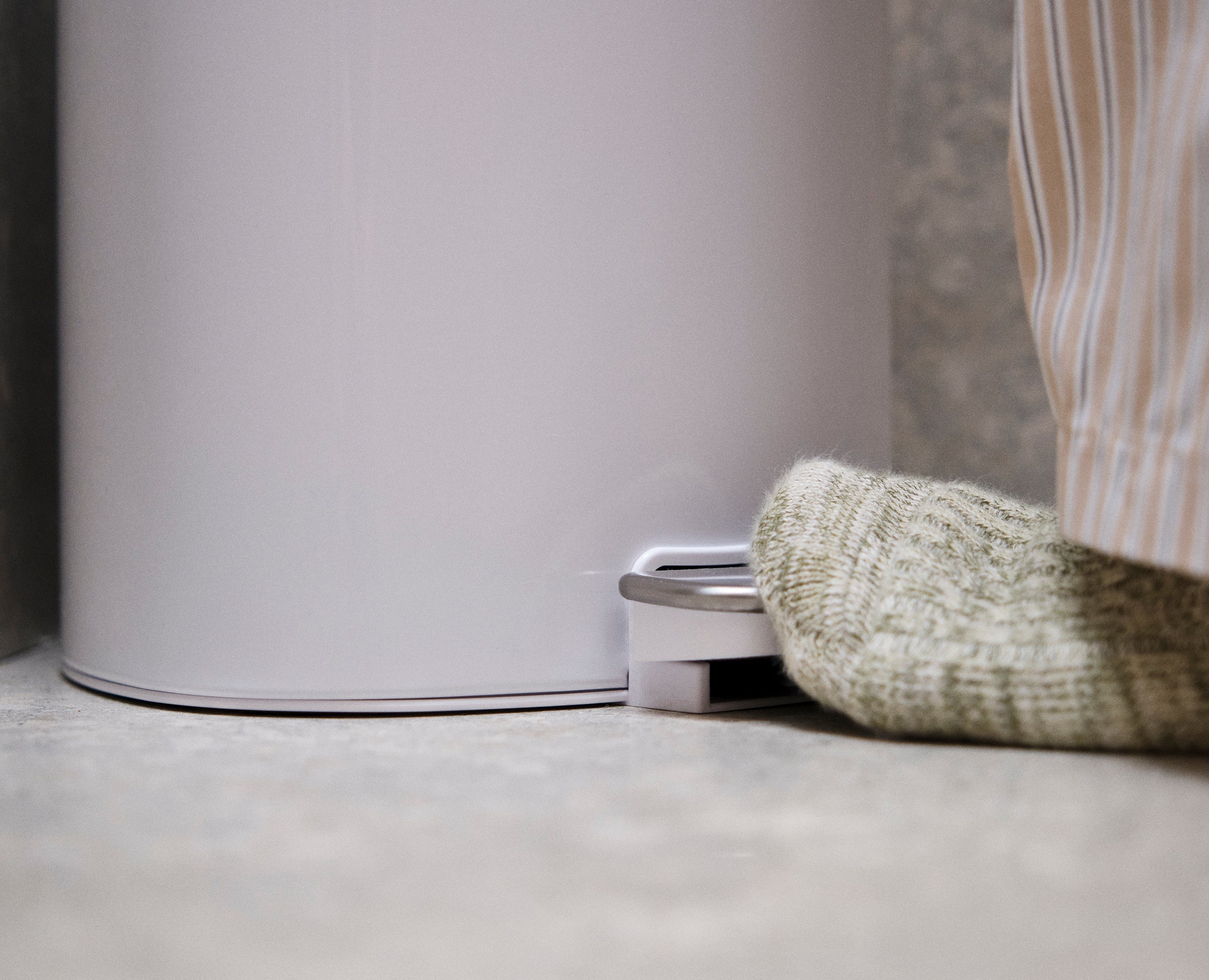 joseph-joseph-easystore-5l-gloss-white-bathroom-pedal-bin image 4