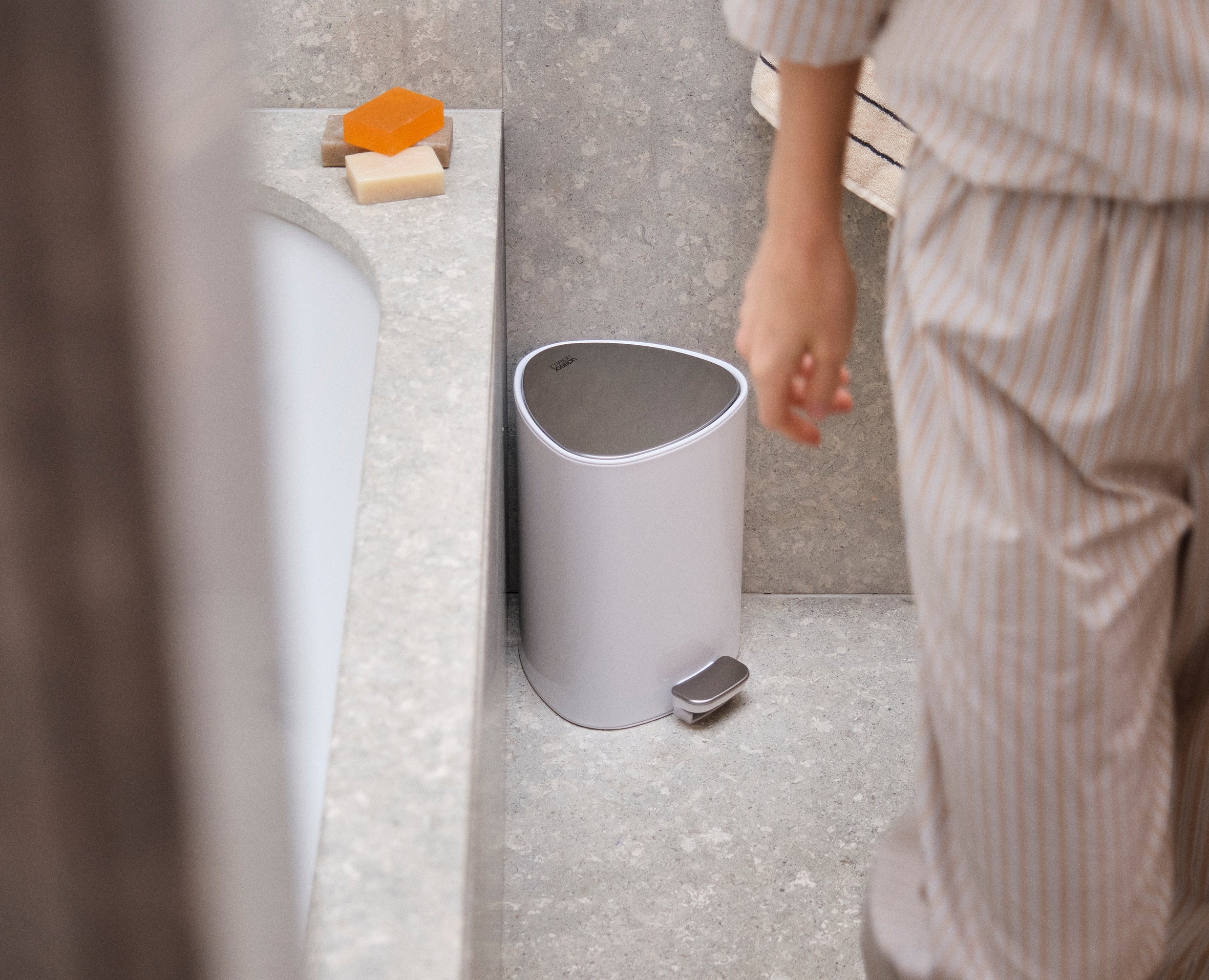 joseph-joseph-easystore-5l-gloss-white-bathroom-pedal-bin image 3