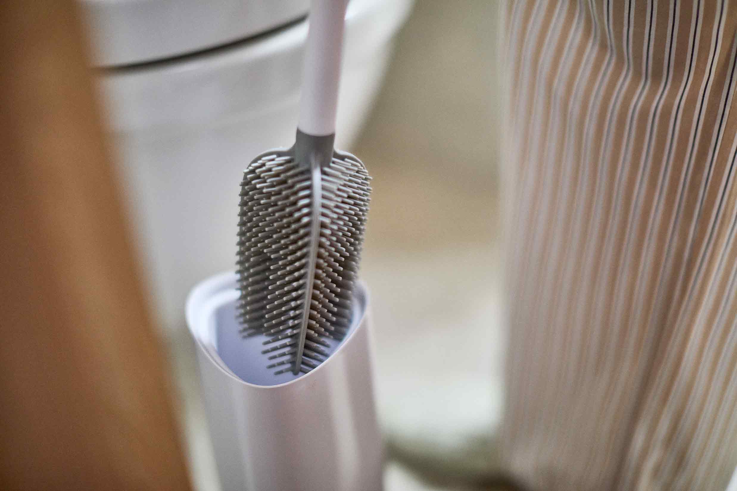 joseph-joseph-flex-360-pack-of-2-gloss-white-toilet-brushes-with-storage-holder image 5