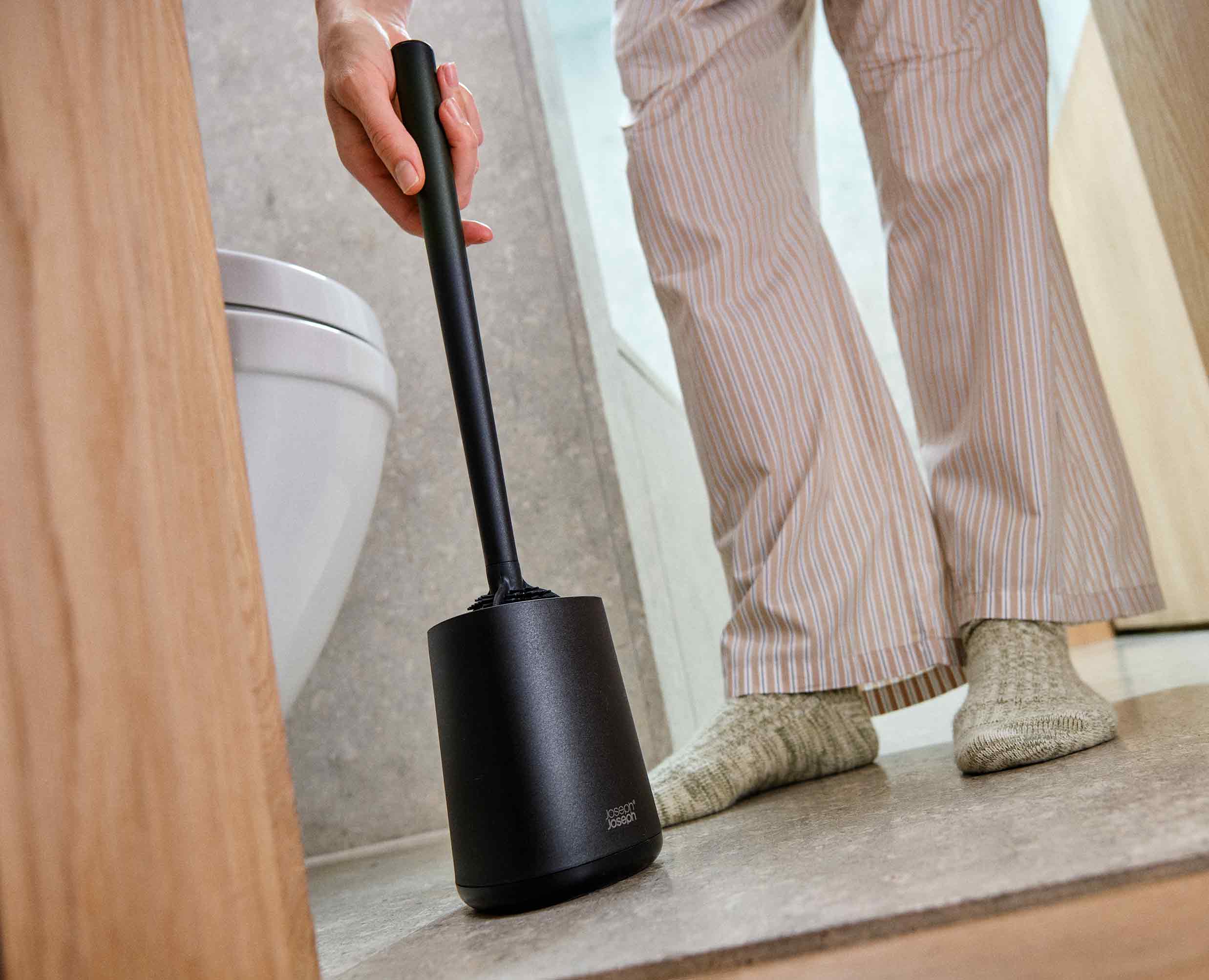 joseph-joseph-flex-360-lite-matt-black-toilet-brush image 2