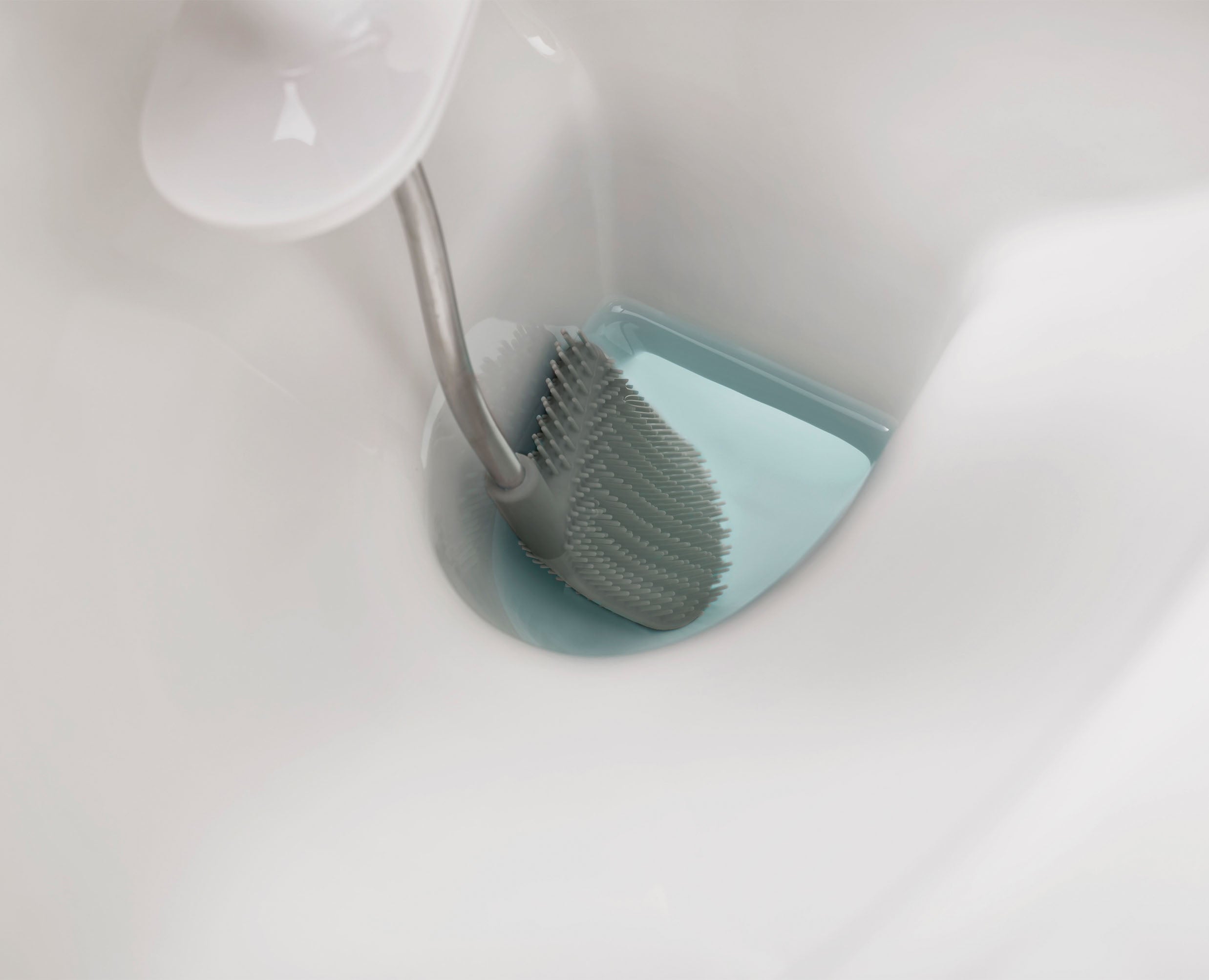 joseph-joseph-flex-stainless-steel-toilet-brush-with-d-shaped-flexible-head image 5