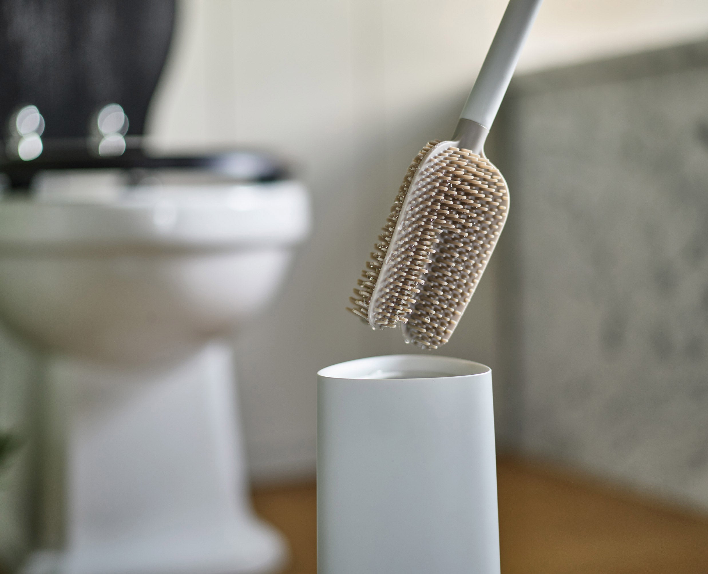 joseph-joseph-flex-360-toilet-brush-pack-of-2-matt-ecru-replaceable-heads image 5