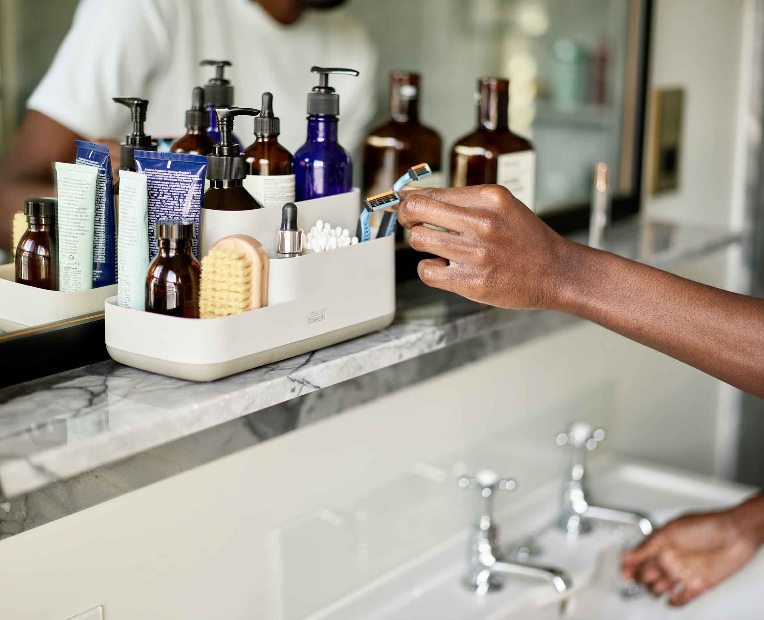 joseph-joseph-easystore-matt-ecru-bathroom-storage-caddy image 3