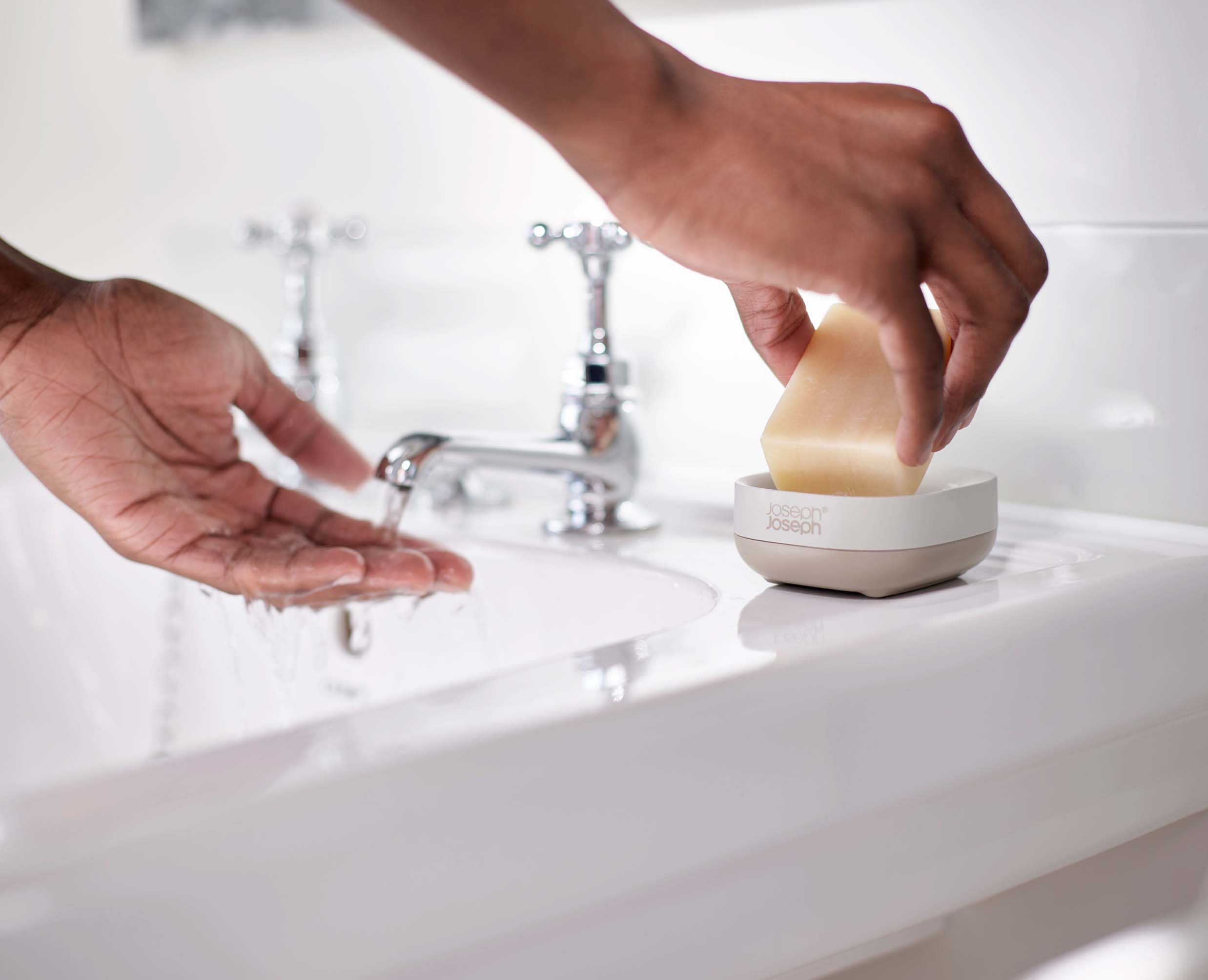 joseph-joseph-slim-compact-matt-ecru-soap-dish image 3