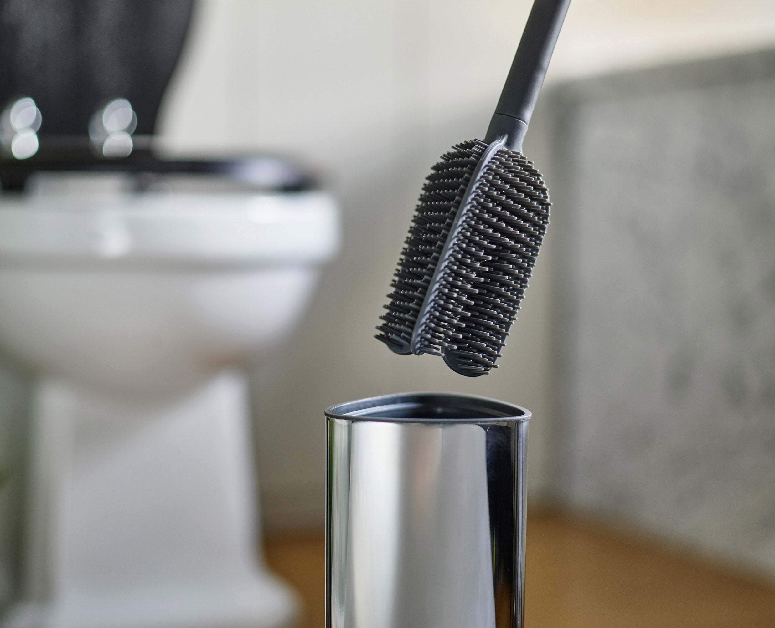 joseph-joseph-flex-360-luxe-toilet-brush-with-stainless-steel-finish-starter-set image 5