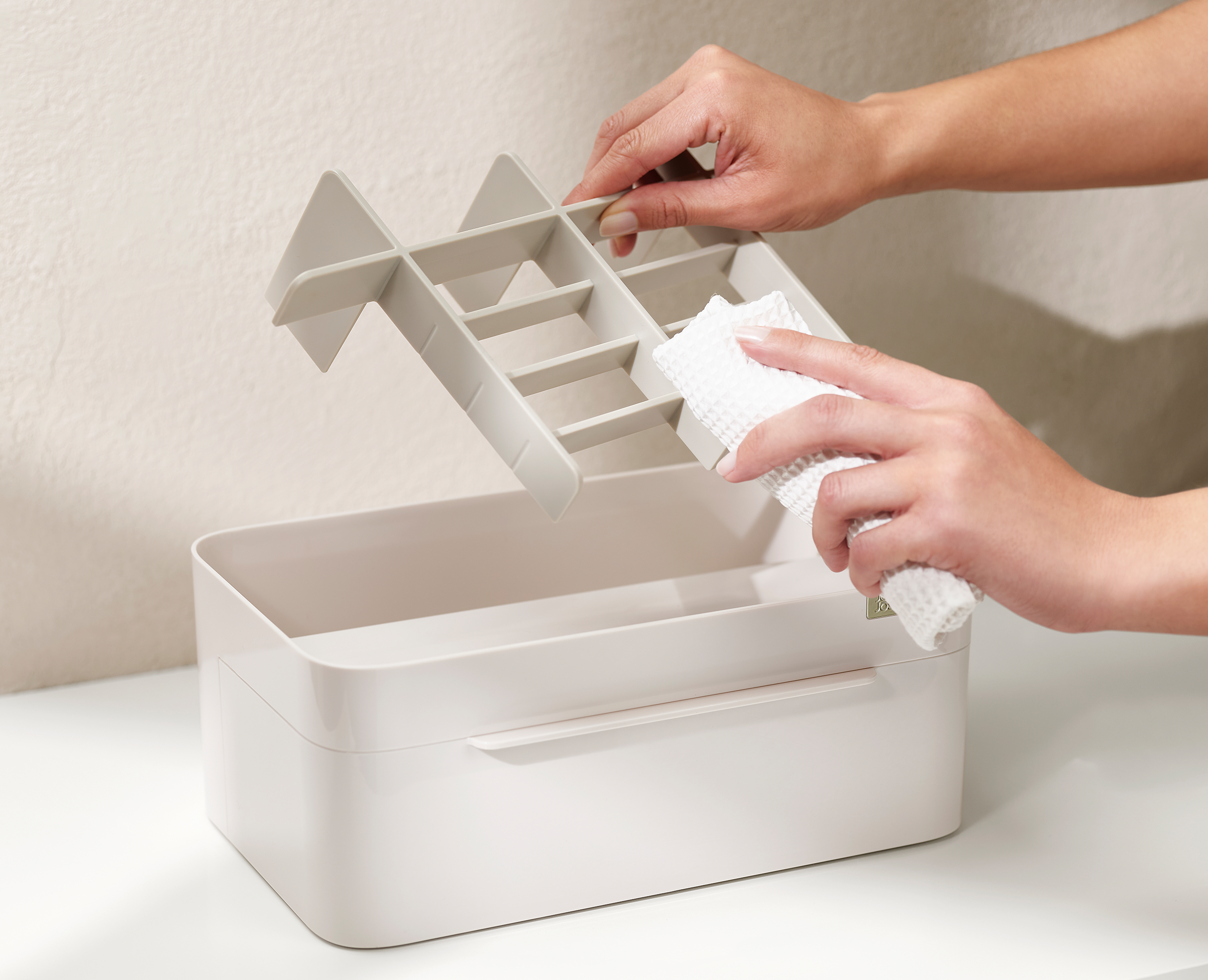 joseph-joseph-viva-large-cosmetic-organiser-with-removable-mirror image 8