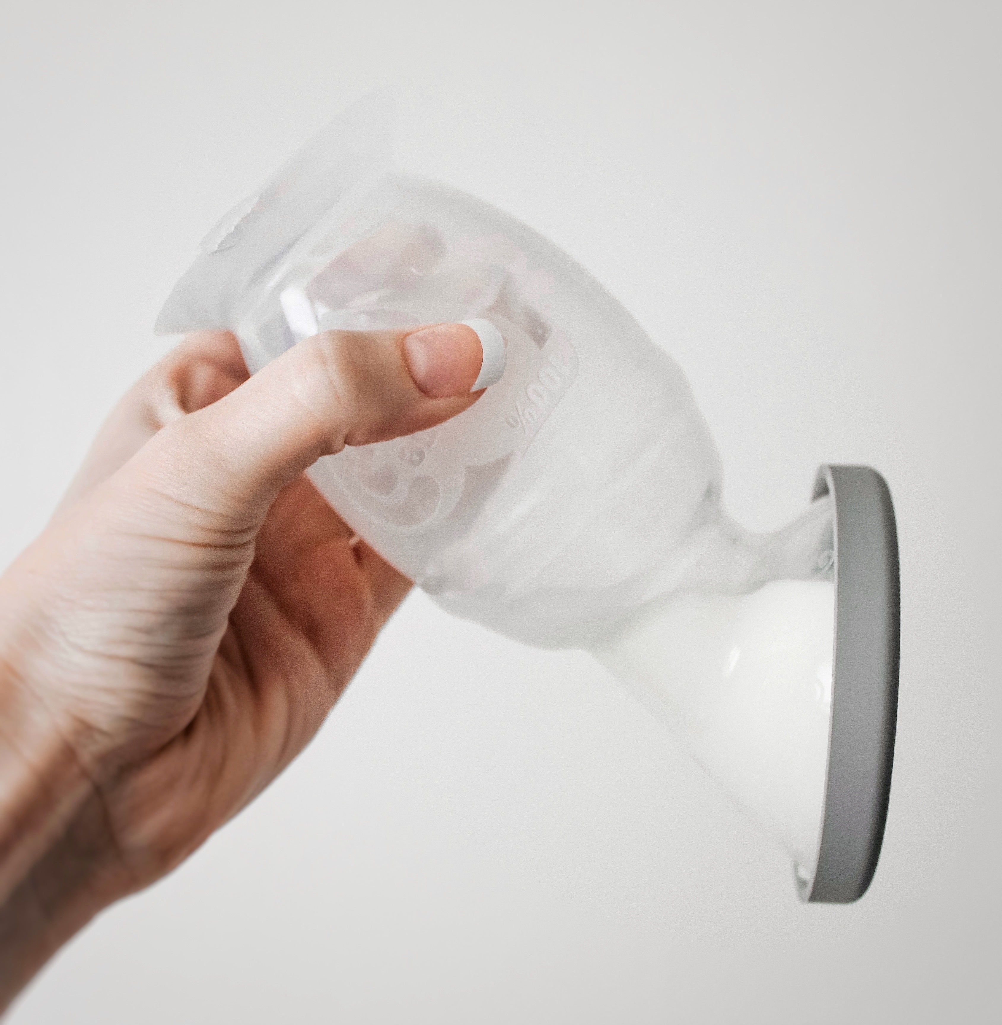 haakaa-silicone-breast-pump-lid-grey image 2