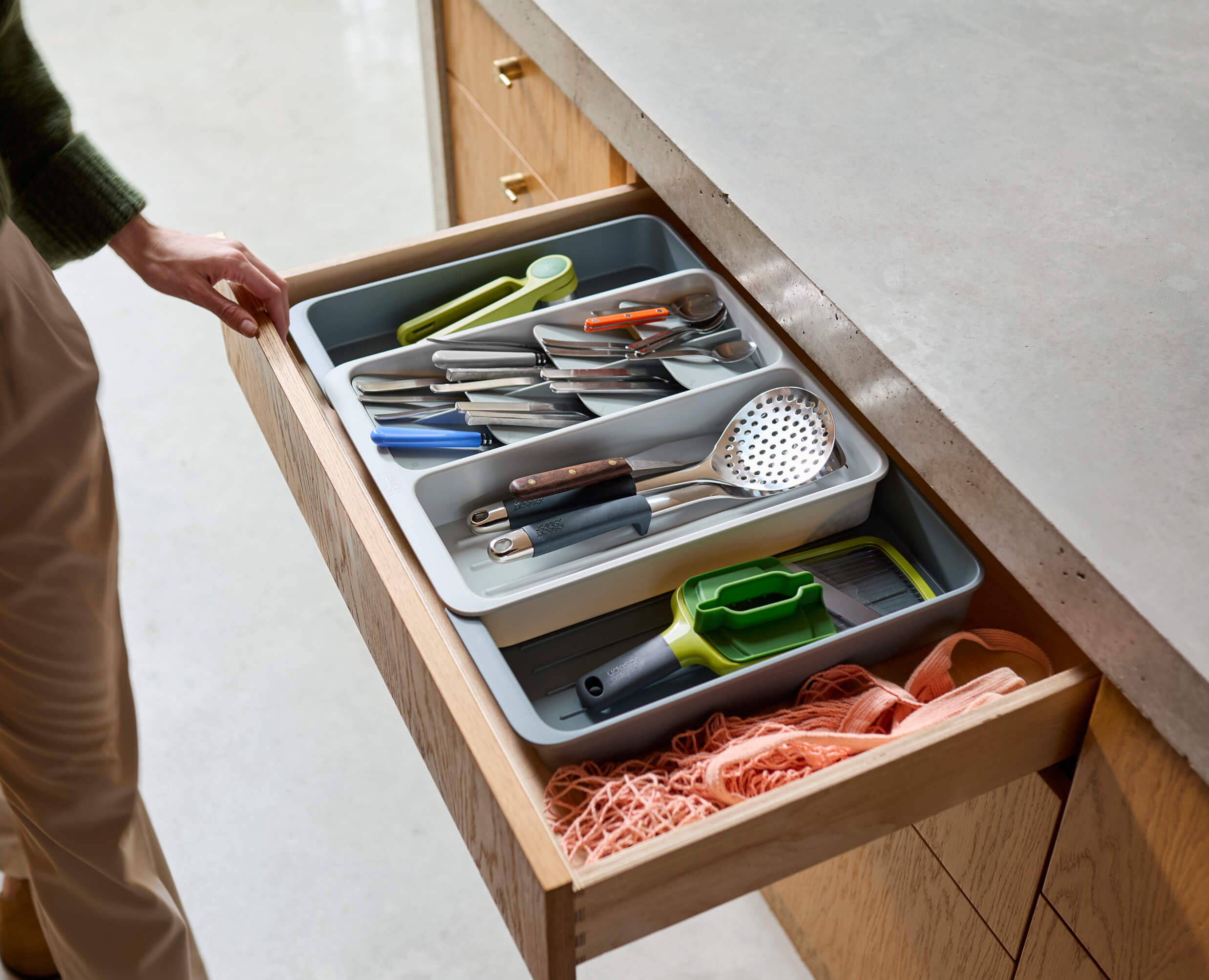 joseph-joseph-drawerstore-expanding-tiered-cutlery-utensil-gadget-organiser image 2