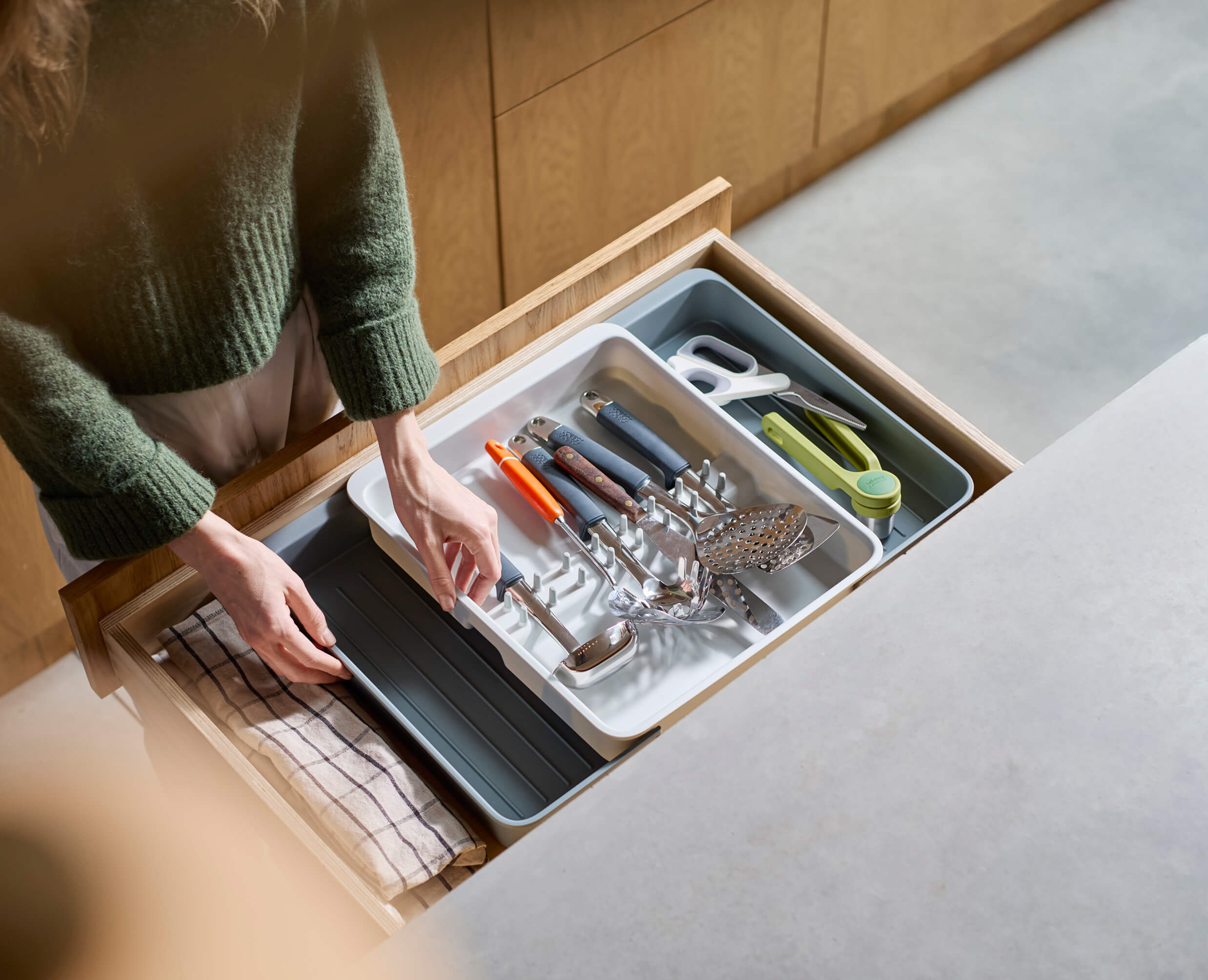 joseph-joseph-drawerstore-expanding-utensil-gadget-organizer-recycled-plastic image 3