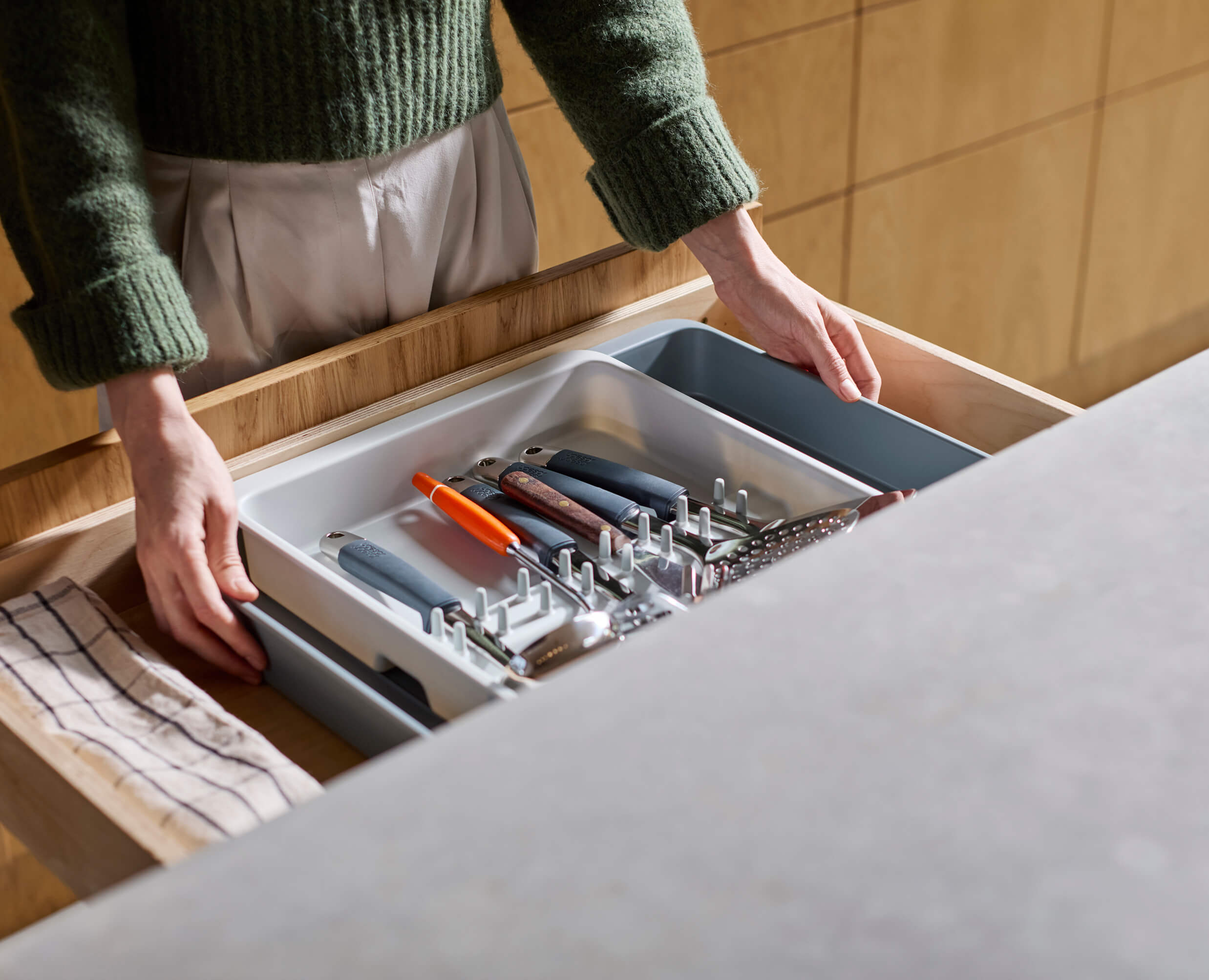 joseph-joseph-drawerstore-expanding-utensil-gadget-organizer-recycled-plastic image 4