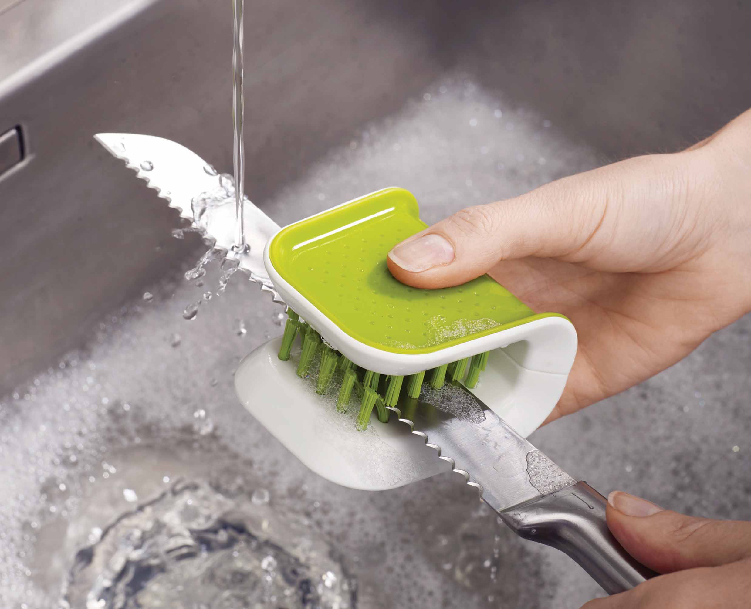 joseph-joseph-bladebrush-green-knife-cutlery-cleaning-brush image 3
