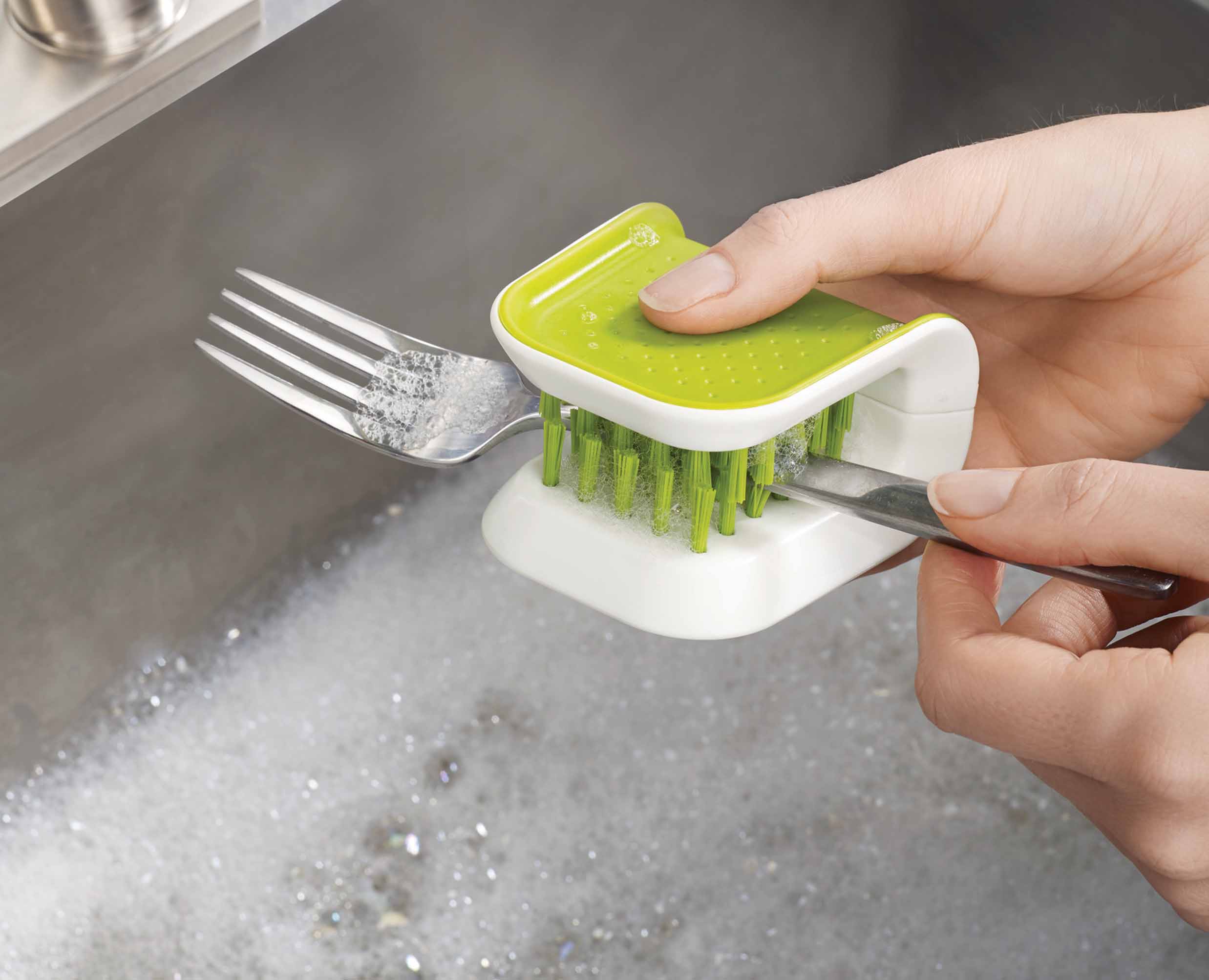 joseph-joseph-bladebrush-green-knife-cutlery-cleaning-brush image 4