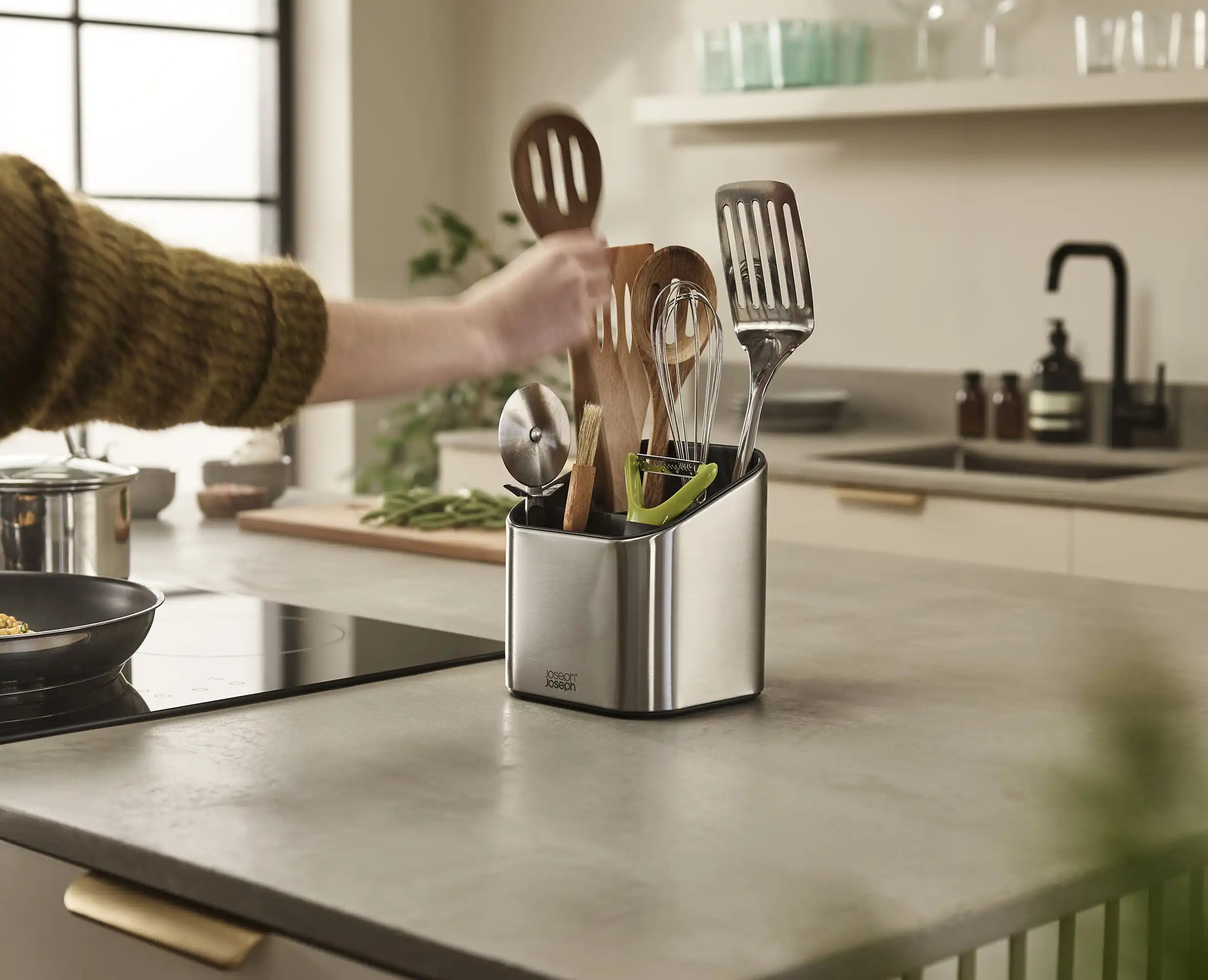 joseph-joseph-surface-tiered-stainless-steel-utensil-pot image 3