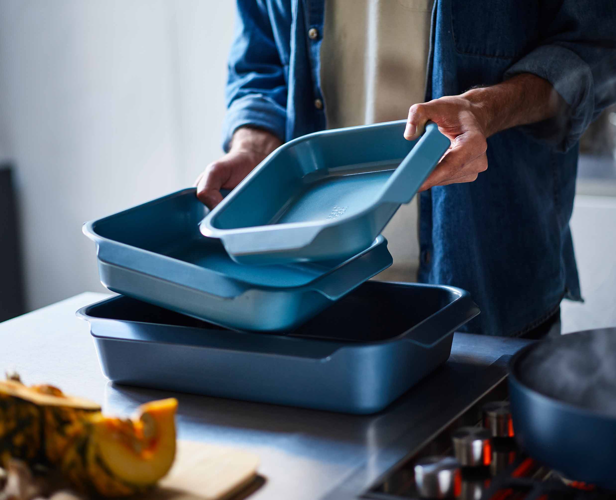 joseph-joseph-nest-oven-non-stick-3-piece-blue-roasting-tray-set-with-easy-pull- image 3