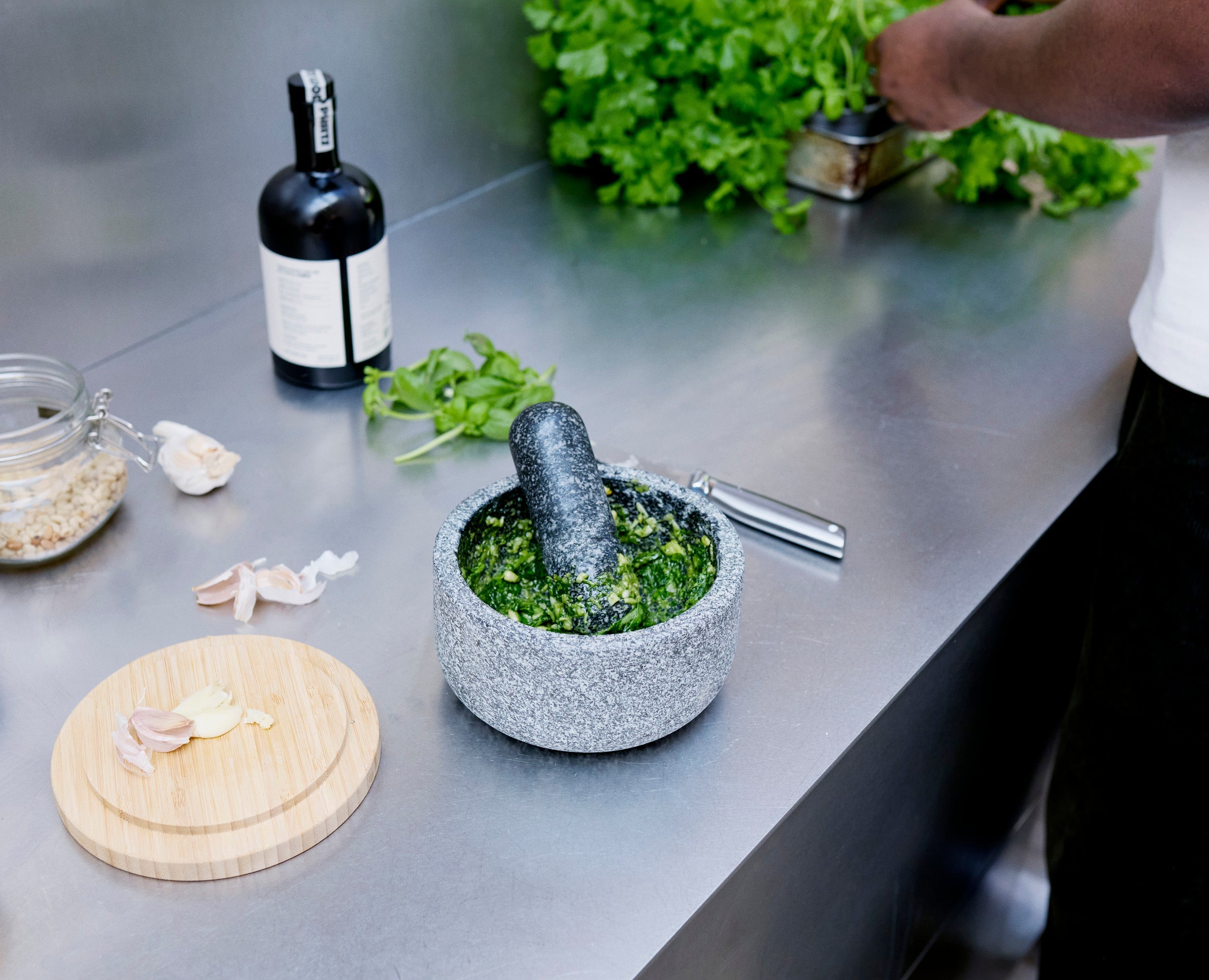 joseph-joseph-dash-pestle-mortar-with-bamboo-lid image 3