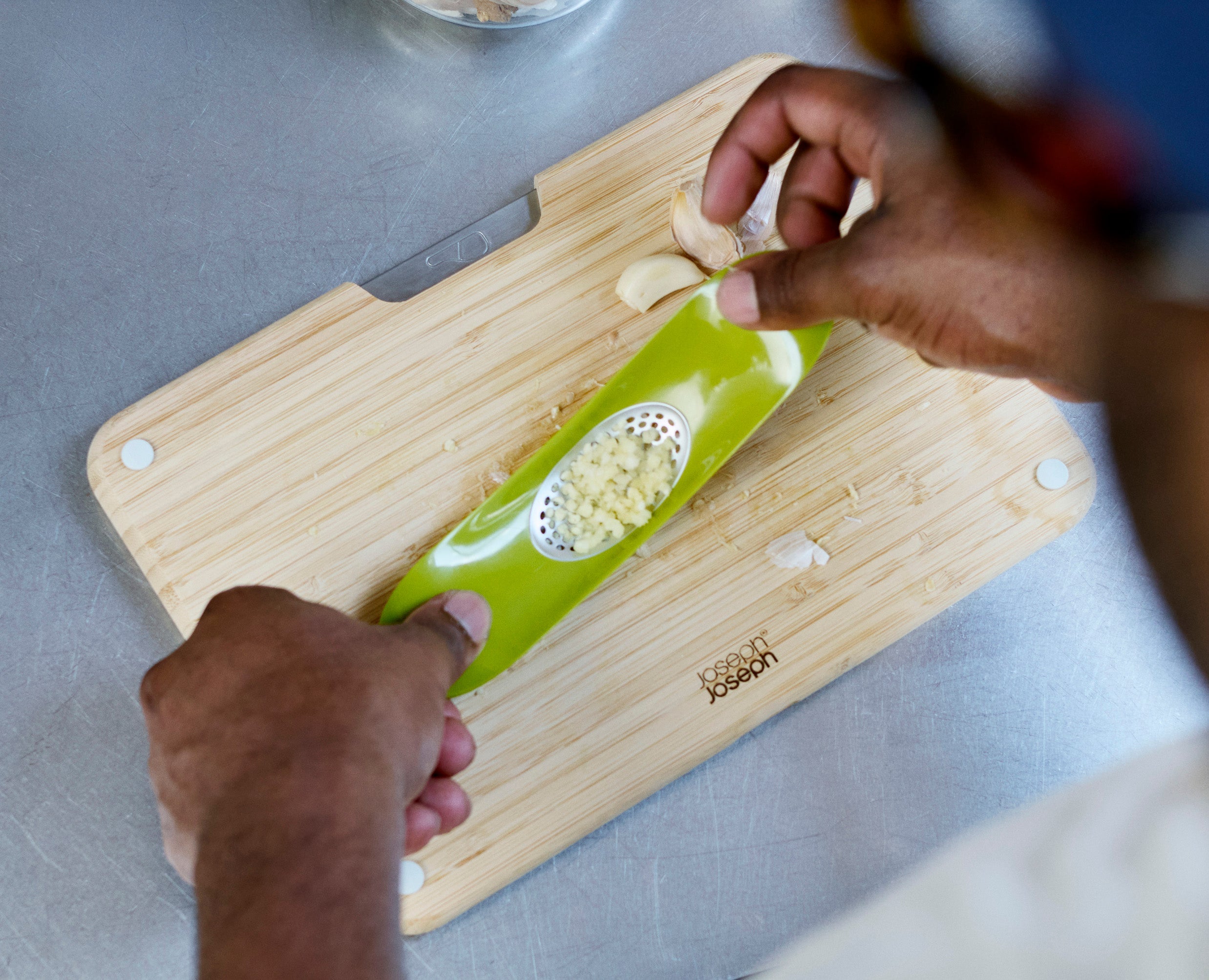 joseph-joseph-rocker-green-garlic-crusher image 4