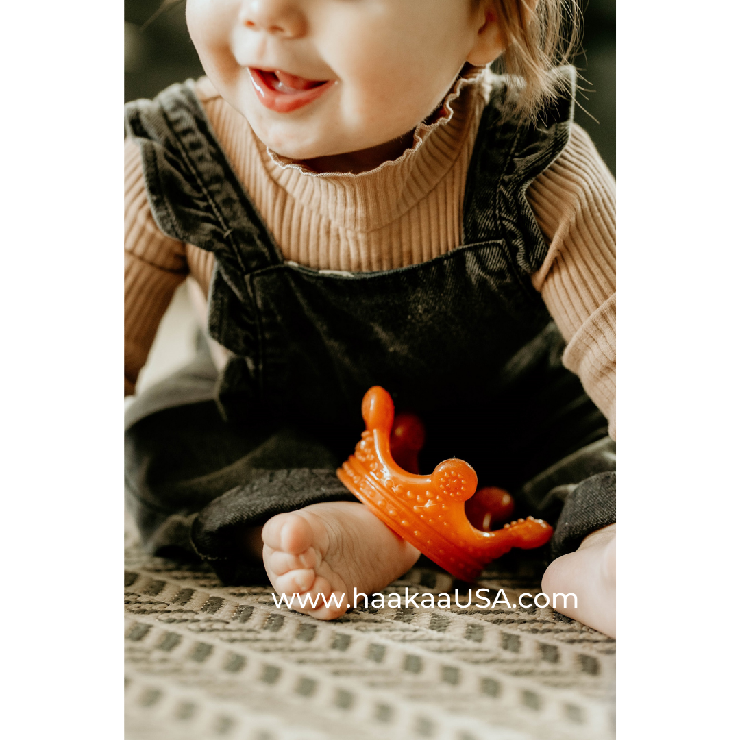 haakaa-silicone-crown-teether-amber-1-pack image 6